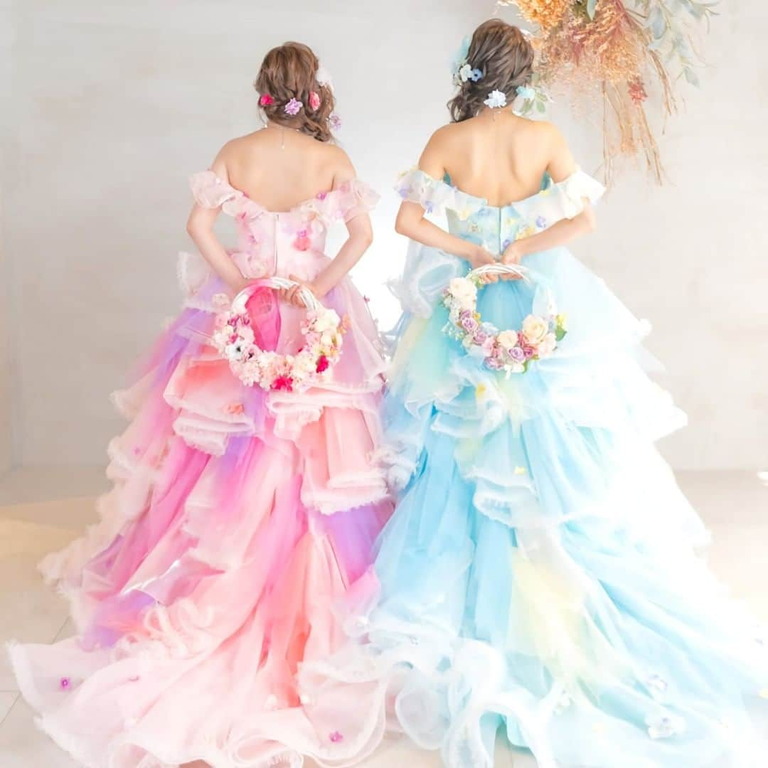 ♡プラコレWedding·⋆*さんのインスタグラム写真 - (♡プラコレWedding·⋆*Instagram)「@placolewedding 【#DRESSY花嫁 】 【#プラコレ】をつけて投稿&フォローしてね♩ . ＝＝＝＝＝＝＝＝ . コンセプトは、 『世界で一番エレガントで 可愛い花嫁様をつくる。』 . デザインにこだわった THE HANYのカラードレスは 色味によって違う印象になります👗💕  ウェディングフォトにも とってもおすすめ💭 バックショットから 寝転びショットまで どんなポーズでも映えますよ📷*  公式HP https://www.the-hany.jp/ . ---------------------- 👗photo by.. 1枚目>@ho_chan_wd さん #thehanyソフィー  2〜4枚目>@thehany_official さん #thehanyアミラ  #thehanyクレール  #thehanyマリエル　 #thehanyフェリシー . ＝＝＝＝＝＝＝＝ 『#DRESSY花嫁』『#プラコレ』の ハッシュタグをつけて写真をUPしてね✦ 花嫁アプリ『DRESSY by プラコレ』の 記事に掲載＆リグラムされるかも♩ . みなさまからのいいねや保存 コメントをお待ちしています♥ 「このウェディングドレス可愛い！」 「ヘアスタイルも気になる！！」 「今の花嫁さんの流行りは！？」etc. . ＝＝＝＝＝＝＝＝ 花嫁アプリでは、 プロのアドバイザーに結婚式の相談を何度でも♡ ウェディングドレスの記事や、 自分のウェディングレポを残せちゃう♡” . ＞＞＞TOPのURLからcheck ⋈ @placolewedding ＞＞＞結婚のご相談は プラコレウェディングアドバイザーへ♡ @wedding_adviser ＞＞＞ウェディングレポを残したいなら、 farny by プラコレをcheck ✎ @farny_wedding ＞＞＞ウェディングアイデア＆DIYは ドレシーアイデアcheck ❁ @dressy_idea >>>素敵なドレスに出会いたい花嫁さま♡ @dressyonline_をcheck . ＝＝＝＝＝＝＝＝＝＝＝＝＝＝＝＝ . #プレ花嫁 #卒花 #花嫁 #卒花嫁 #結婚 #結婚式 #結婚準備 #花嫁準備 #weddingtbt #花嫁コーディネート #試着レポ #farnyレポ #2020冬婚 #2020秋婚 #2021春婚 #花嫁コーディネート #thehany #カラードレス #フォトウェディング #寝転びショット #お座りショット」10月27日 10時00分 - placole_dressy