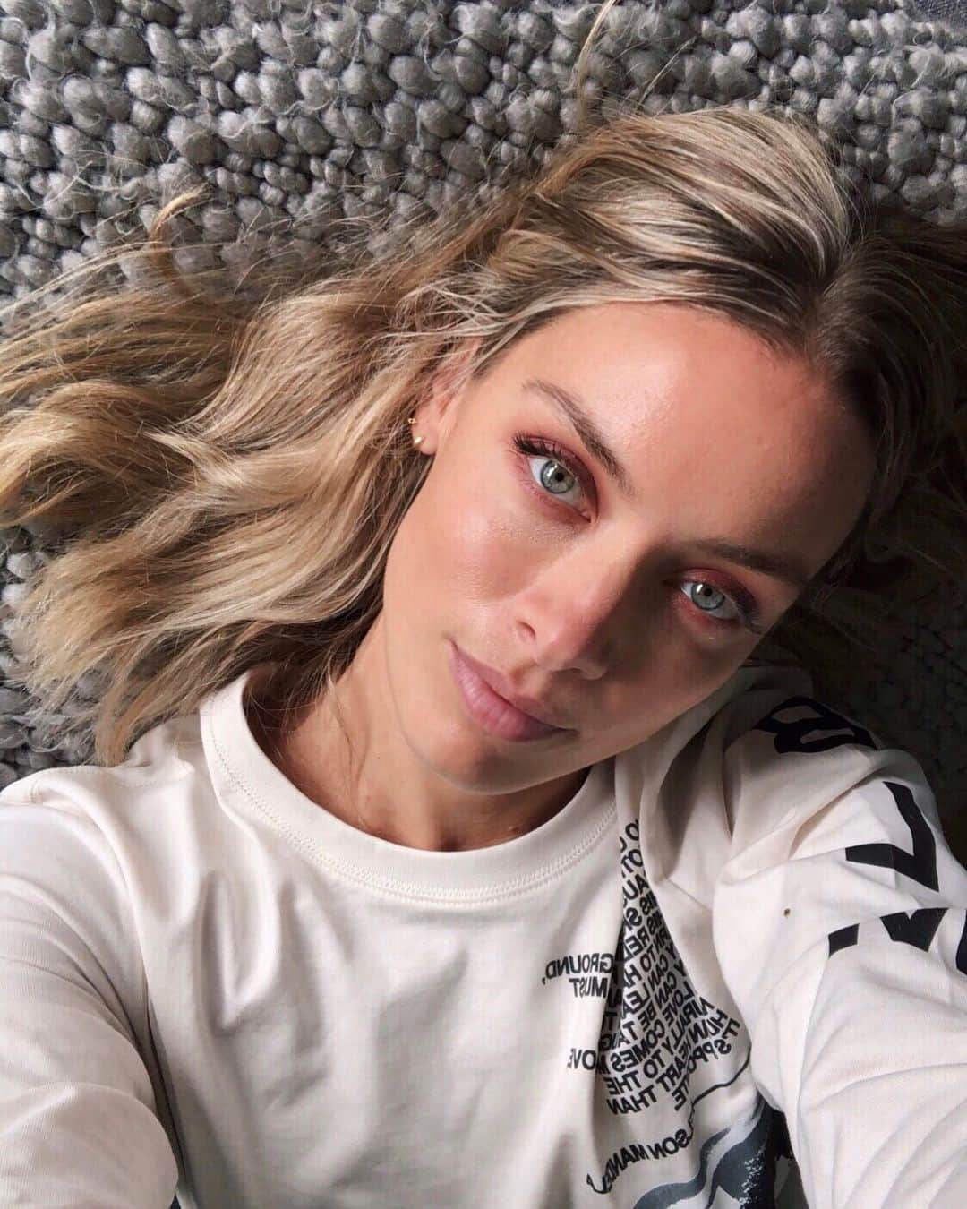 レイチェル・スカーステンのインスタグラム：「Post work, part Alice, couch 🥔」