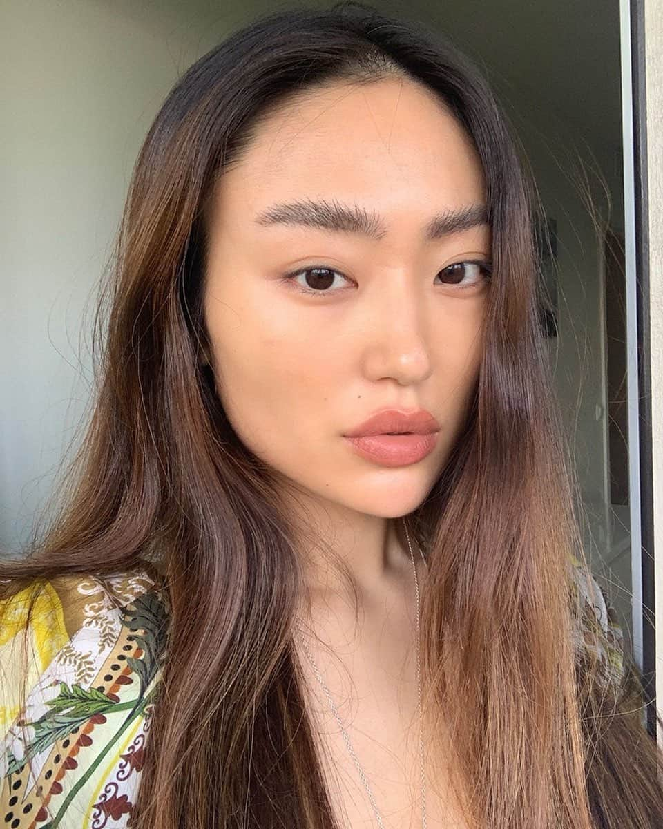 Glossierさんのインスタグラム写真 - (GlossierInstagram)「@itsalicewang wears Boy Brow and Brow Flick in Brown ➰」10月27日 8時39分 - glossier