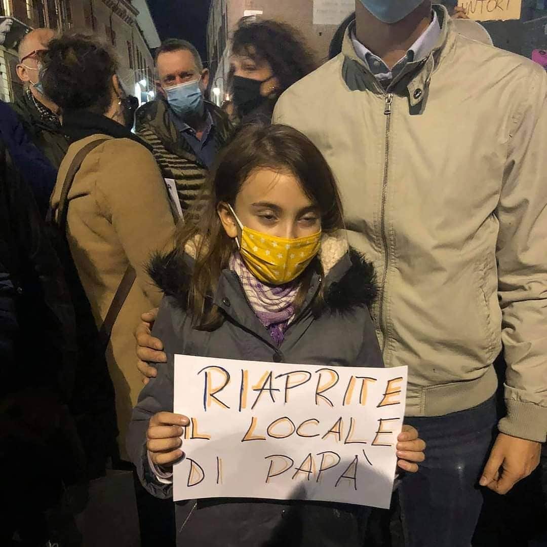 クラウディオ・マルキジオさんのインスタグラム写真 - (クラウディオ・マルキジオInstagram)「Questa ragazzina ha insegnato a tutti noi il senso di questa protesta. Quelli che spaccano le vetrine sono solo dei poveri imbecilli. #italia #covid_19」10月27日 8時40分 - marchisiocla8