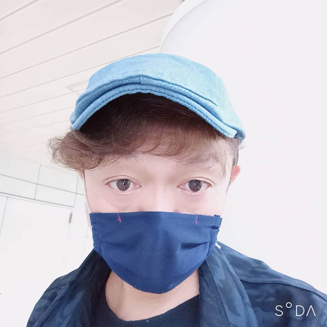 松本隆博のインスタグラム：「。 スケジュールのパズルしてたら 案の定、乗り過ごす(￣▽￣;)。  飛行機予約、ホテル予約、ギター郵送先、駐車場手配、、、、 これを年内分やりくりする、これをパズルと呼ぶ(~_~)。  イベント内容まで頭はたどり着かない💦」