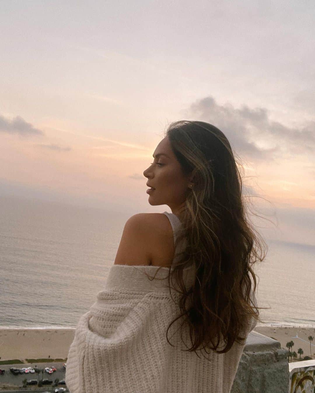 Marianna Hewittのインスタグラム：「everything comes in waves 🌊」