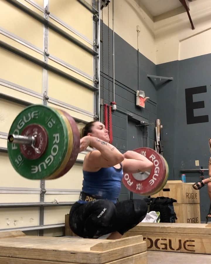 マッティ・ロジャーズのインスタグラム：「Day 1 of this new Monday clean work was a bit RUDE to me, but they can only get better right? 😅 (& also only heavier...) Adjusting to a new block height always feels like I’ve completely forgotten how to set up for a lift the first few days. BUT we worked through some funk on my snatches & brain seems to be much more with it so far this week, so all good things. @aimees2cents had to go back home today so everyone say BYEEEEE AIMEE. Always grateful for any face to face time, even if it happens to fall on the worst, most emotional week ever & I’m just a big grump 🙃 WE LEARN AND WE GROW  @roguefitness @2poodperformance @xendurance」