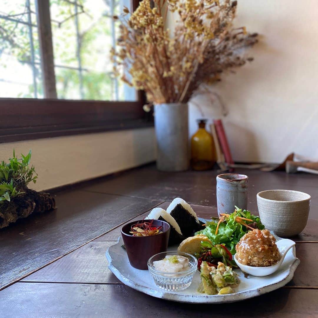 cafezakkagallery-flagのインスタグラム：「▪︎秋晴れ▪︎ 気持ちのいい空ですね。 今週も和食プレートをたくさん作っております。 ぜひお散歩がてらランチにお立ち寄り下さいませ。 11：30オープンです。お待ちしております♬  #cafeFLAG #cafezakkagalleryflag  #大阪カフェ巡り #大阪カフェ #枚方カフェ #枚方クーポンご利用下さい #cafeFLAGのランチ」