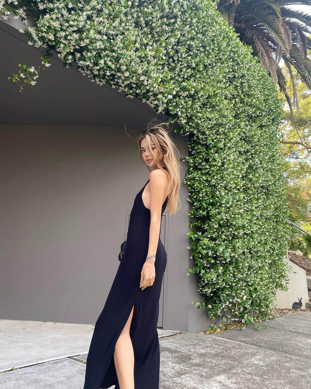 リリーマイマックさんのインスタグラム写真 - (リリーマイマックInstagram)「A black maxi dress 🖤 @loversfriendsla @revolve」10月27日 8時51分 - lilymaymac