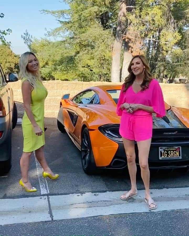 ヘザー・マクドナルドのインスタグラム：「Would would you do if you could ask a plastic surgeon anything!?  Find out what else I asked on tomorrow’s Juicy Scoop with @beautybydrcat from E!’s Dr. 90210. We talk all the latest trends, whats up with those butt implants, what Bella Hadid got done to her face, and what we all need to start doing to age gracefully. Plus, so many hot topics at the top of the show. Get ready!」