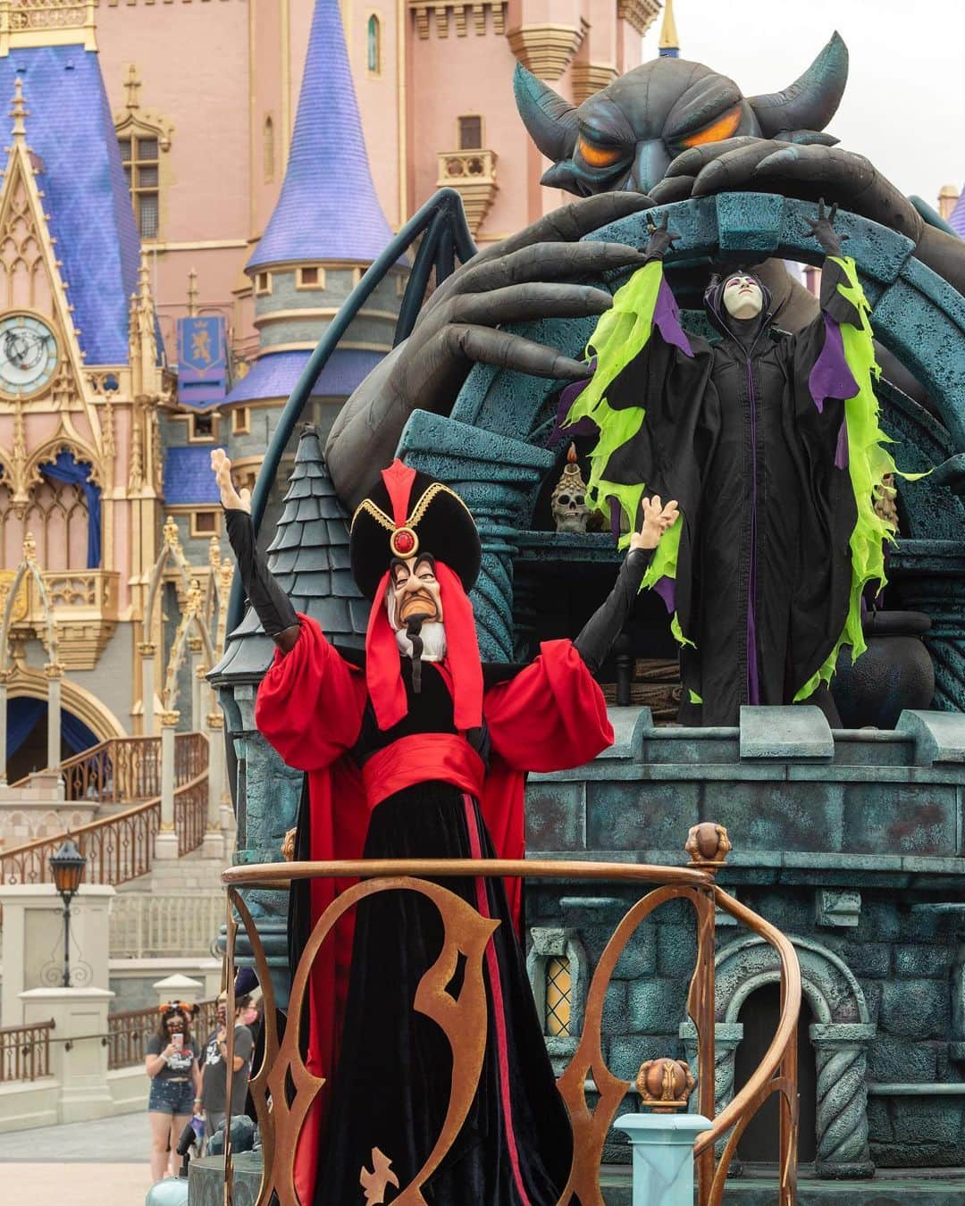 Walt Disney Worldのインスタグラム：「With just a few sunsets until Halloween, we’re ushering in the night with a cauldron of costumed friends stepping out in their “haunt-couture”. See more on the @DisneyParksBlog!  #DisneyHalloMoments #DisneyMagicMoments ✨」