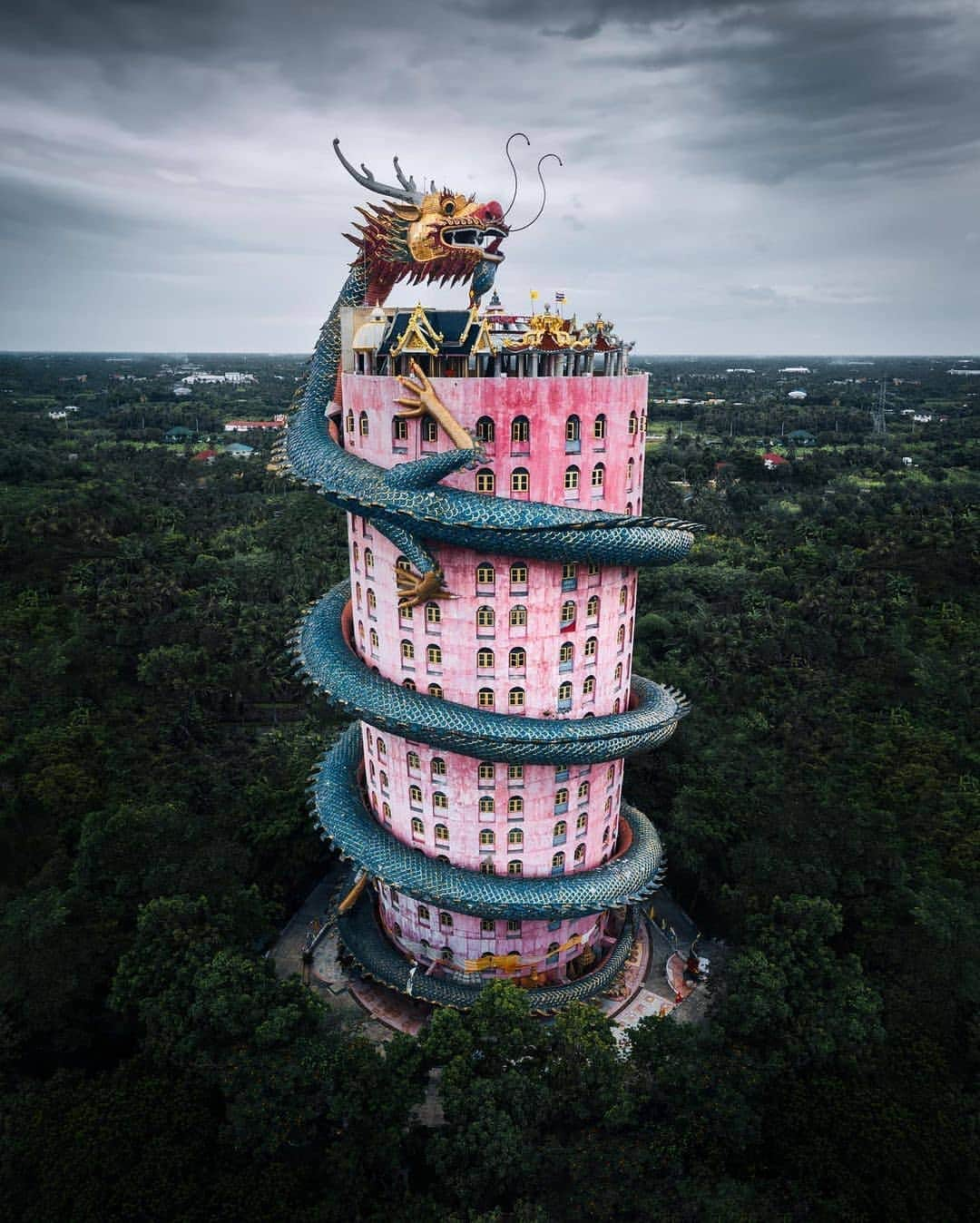 Padgramさんのインスタグラム写真 - (PadgramInstagram)「📍Bangkok 🐉🏢 📸@jordhammond  .  .  #pgdaily #pgstar#pgcounty #bangkok #bangkokthailand #planetgo#planet #planetearth #amazing #awesome #thailand」10月27日 9時01分 - planet.go