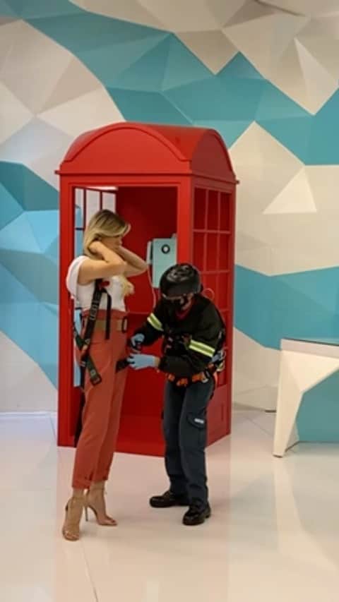 レナータ・ファンのインスタグラム：「Bastidores do @jogoaberto filmados pelo @silveira1969 e assuntos, papos, perguntas e tudo misturado para subir no escadão gigante! Sou corajosa pelo Inter ❤️😂」