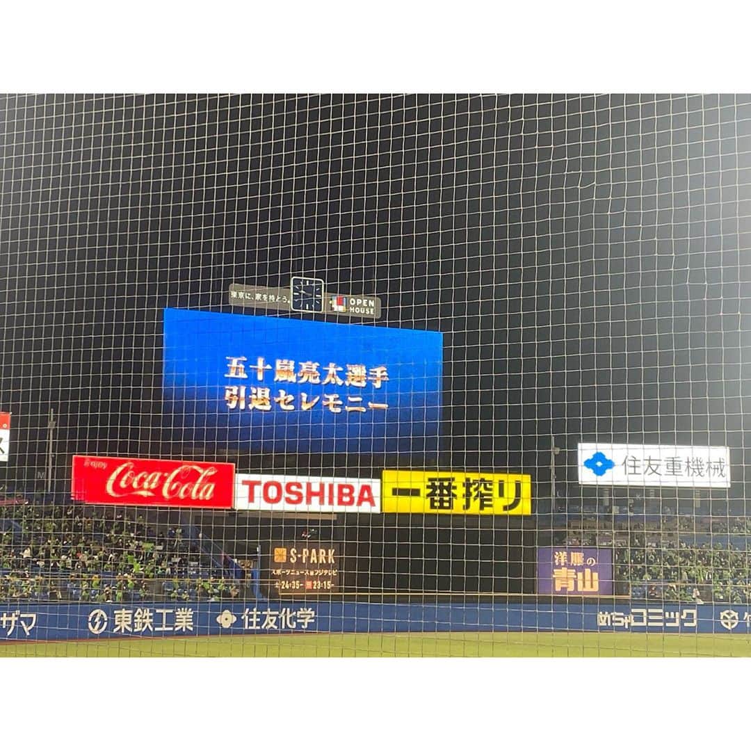 舘谷春香のインスタグラム：「誘っていただいた神宮中日最終戦⚾️ ヤクルト五十嵐亮太投手の引退セレモニーもありました。五十嵐投手、最後まで笑顔でかっこよかった〜。23年間の現役生活お疲れさまでした！  試合は5-1で中日快勝！神宮最終戦だけあって、関東のドラゴンズファンの方もたくさんいらっしゃっていた〜🐨ドアラさんも！色んな人に挨拶できて楽しかった〜！(もっと写真撮れば良かった)  今シーズンのドラゴンズ戦行けるのは今回が最後だったと思います！終盤4試合しか行けなかったけど行った試合全部勝ったし強いドラゴンズ見られてこんなに最後まで楽しいシーズンは初めて☺️ 来年はもっともっとたくさん観にいきたいなー！今日はテレビで観戦します🐨🐯  昨日はドラフト楽しかったー！昨日親知らず抜いたダメージで早く寝ちゃったから今日各球団に入るルーキー調べてほくほくしようと思います笑  #npb #プロ野球 #dragons #swallows #中日ドラゴンズ #ドラゴンズファンと繋がりたい #ドラゴンズ女子 #どらほー #ドアラ #神宮球場 #最終戦 #シーズン終盤 #野球好きな人と繋がりたい #野球女子 #野球観戦」