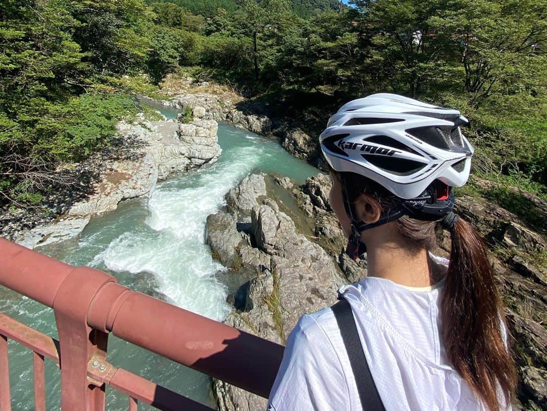 佐野真彩さんのインスタグラム写真 - (佐野真彩Instagram)「🚴‍♀️今月の自転車番組🚴‍♀️ あきる野にある　#秋川渓谷　 にいってきました‼︎  2回目ですが、今回も圧巻、綺麗でした💫 橋の上からより、この1枚目の場所から眺める景色が好きです♡  紅葉の季節はもっと綺麗だろうなぁ🍁  #石舟橋　 #あきる野　 #自転車番組 #cycling #tcnキャスター  ウェア🎽 @jackwolfskin.jp」10月27日 9時22分 - sano.maya