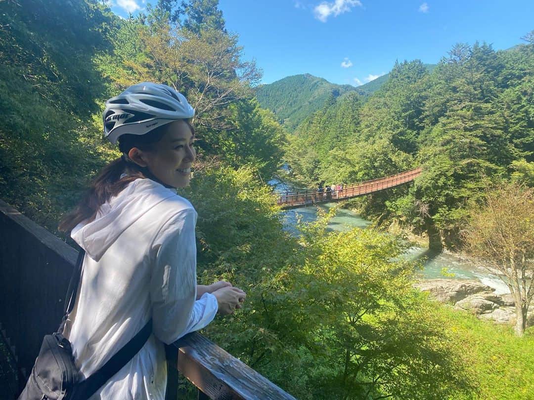 佐野真彩さんのインスタグラム写真 - (佐野真彩Instagram)「🚴‍♀️今月の自転車番組🚴‍♀️ あきる野にある　#秋川渓谷　 にいってきました‼︎  2回目ですが、今回も圧巻、綺麗でした💫 橋の上からより、この1枚目の場所から眺める景色が好きです♡  紅葉の季節はもっと綺麗だろうなぁ🍁  #石舟橋　 #あきる野　 #自転車番組 #cycling #tcnキャスター  ウェア🎽 @jackwolfskin.jp」10月27日 9時22分 - sano.maya