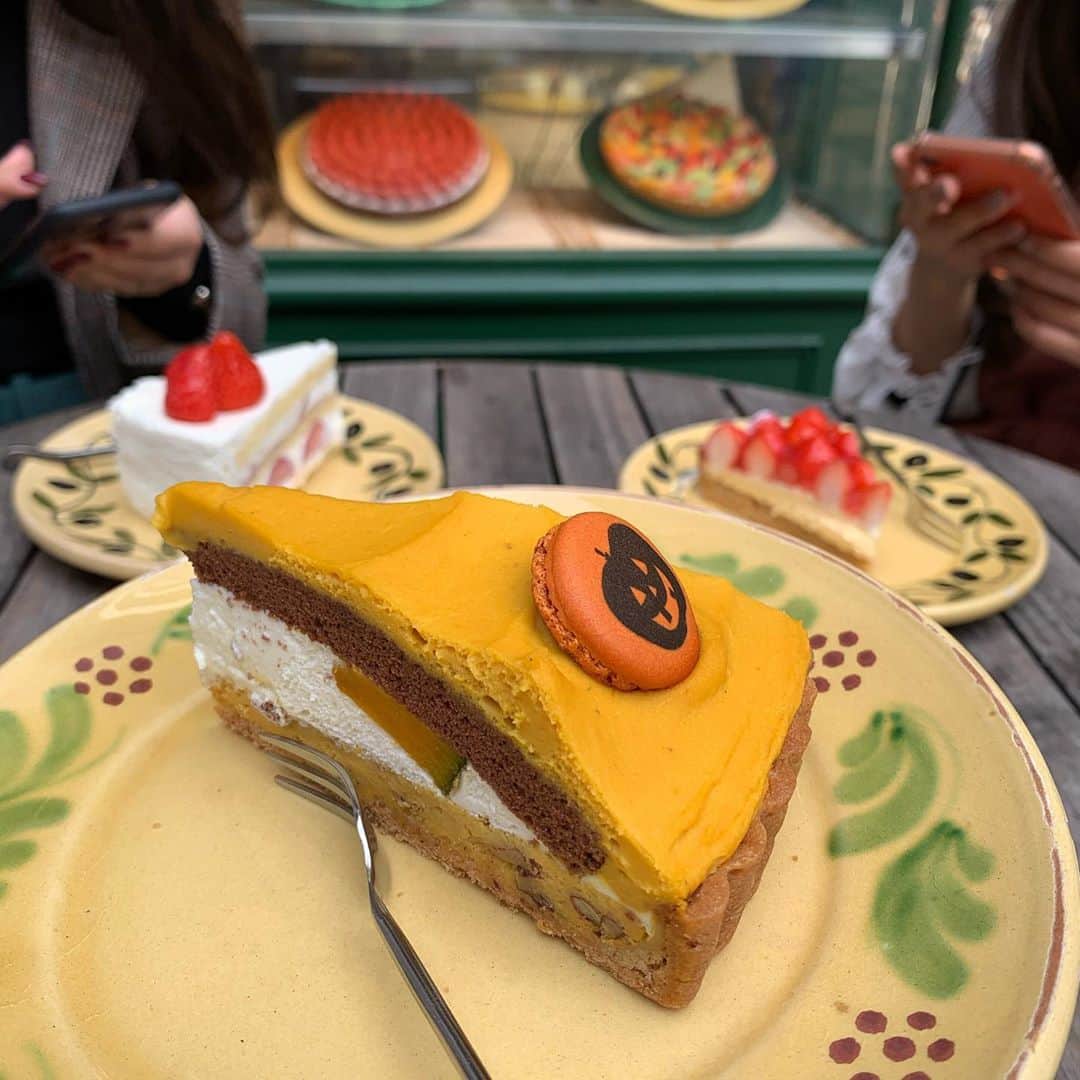 前谷楓さんのインスタグラム写真 - (前谷楓Instagram)「@alacampagne_official 🎃🤍 パンプキンケーキ食べた〜🍴 ケーキの中でタルトが1番好きかも、、、！✨🤍 サクサク感がたまらん！！！ ． #ケーキ#梅田カフェ#大阪カフェ#茶屋町カフェ#タルト#パンプキンパイ #パンプキン#パンプキンタルト #アラカンパーニュ #アラカンパーニュのタルト #梅田グルメ #梅田スイーツ #スイーツ巡り #大阪スイーツ#スイーツ女子 #ミスコン#ミスキャンパス関西学院」10月27日 9時27分 - bibi_pilates