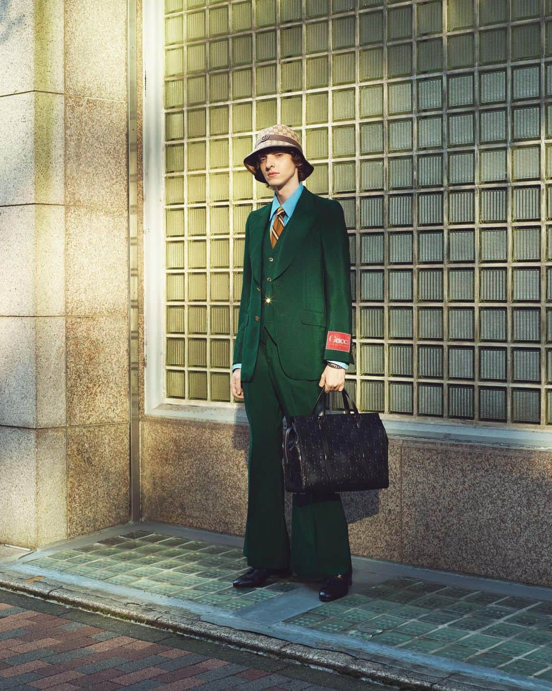 長山一樹のインスタグラム：「最新号PenにてGUCCIのページを撮影しています。銀座のレトロビルヂングとGUCCIのレトロな世界観が時代を超えてマッチしています。  @penmagazine  @gucci  Stylist @st_kohtakawai  Hairmake @masaki_sugaya  Photographer @kazuki_nagayama  #pen #mensfashion #magazine #gucci #photography #portrait #hasselblad #h6d #kazukinagayama #長山一樹 #メンズファッション」