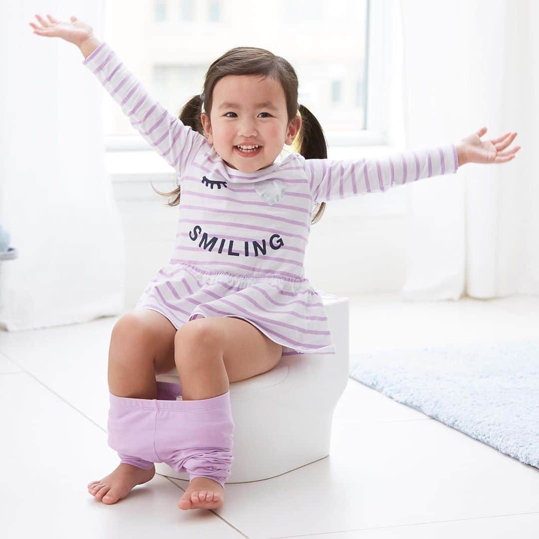 Skip Hopさんのインスタグラム写真 - (Skip HopInstagram)「Throw a potty party! 🎈 Ditch the diapers & train with confidence—our modern potty has you covered! Tell us about your potty training journey in the comments below! 👇  #pottytraining #parentingtips #skiphop」10月27日 9時54分 - skiphop