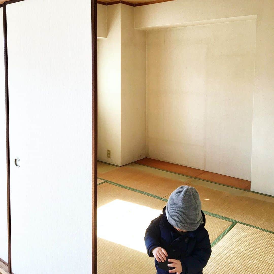 あさひ/Asahiさんのインスタグラム写真 - (あさひ/AsahiInstagram)「2020/10/27 . 我が家の子ども部屋🤡  この前投稿した、リノベーションのBefore⇄After写真で、和室から室内窓のある部屋に変わった場所です。 窓の反対側は、このように息子スペースになっています。  壁に、なんとなく床の間っぽい名残の凹みが😁✨ 一番最後にBeforeの和室の写真載せました🛠。 (Beforeあんまり撮ってなかった。もったいない笑) . . 雑談。 最近、とてもいいサービスを教えてもらったのでシェア！ 「トイサブ！」ってご存知ですか👀⁉︎ おもちゃのサブスク🤖🧸なんですけど、これがとてもイイ。  月3,000円ちょっとで、年齢に合わせて専門家の方が選んでくれた、15,000円以上のおもちゃが箱いっぱいに送られてくるサービスなのです📦🥺  開ける瞬間は大人もめちゃめちゃ楽しくて！！！ 最初、息子は 👦🏻「こぉんなに買ってくれたの😍⁉︎」 と喜んでたので、笑 いや、借りてるんだよ〜ということを説明すると、 👦🏻「返さないといけないの……？😞」 としょんぼりしてましたが、満足するまでひとしきり遊んで良くて、返したらまた新しいものがたくさん届くんだよということを説明すると、テンション⤴︎⤴︎で喜んでいました。  送料は無料だし、破損や紛失にもちゃんとサポートがついているので安心して遊べるのもめちゃくちゃイイ。  うちのようにマンションでおもちゃを置いておく場所がないひとには、特におすすめだなぁと思います。  おもちゃって、自分で選ばせると似通ったものばかりになるし、いいお値段出して買ったヤツにすぐ飽きられると泣けるし……。。 レンタルってめちゃくちゃ合理的で、もっと小さいときからこんなサービス利用できてたらめちゃくちゃよかったなー！！と思います。 気に入れば別で自分で買ってもいいし、そのまま借り続けててもOK。  👩🏻「借りてるものだから、大事に使おうね」 と教えられるから、おもちゃの扱いも丁寧になるし、そこもとてもイイ。  友だちの家では、じぃじやばぁばが孫かわいさに毎月たくさんおもちゃを買ってくれるらしく、 ありがたくも、もうおもちゃが収まりきらない……‼︎ と困っていたところでトイサブを知って、 🧑🏻「おもちゃ、すぐに飽きてしまうのでもしよかったらこのサービスを申し込んでやってほしい……」 とおねだりして、いまは全方位丸く収まってハッピーらしいです😂😂 そういう使い方もいいなぁ😁👌🏻  増え続けるおもちゃをどーしたもんかと思っている方、もっとたくさんの知育玩具に触れさせたいと思ってる方のヒントになれば！ トイサブのサイトを、ストーリーズとハイライトに残しておきます！！ 気になる方はぜひチェックを😍✨✨」10月27日 9時55分 - morningsun3480