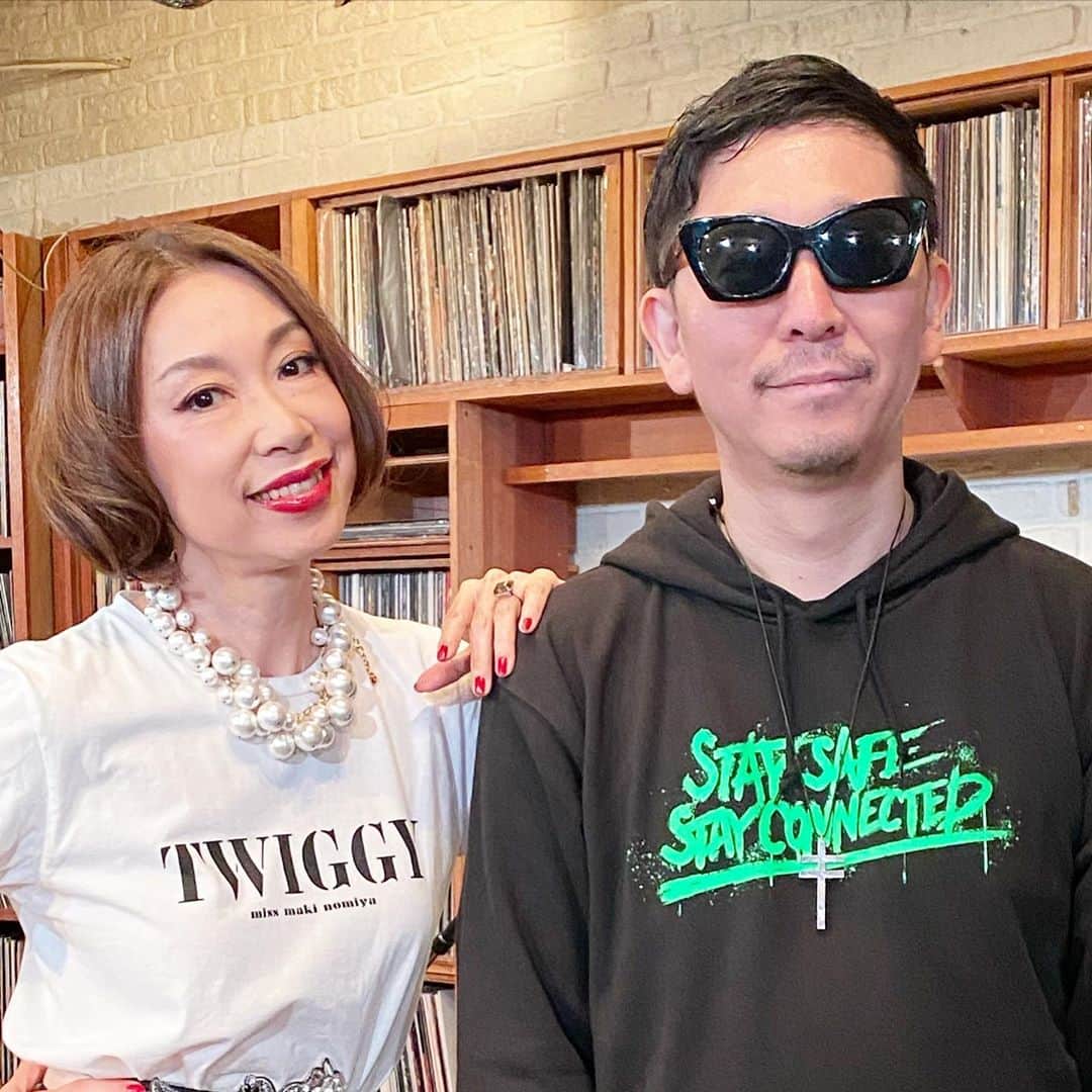 Taku Takahashiのインスタグラム：「野宮真貴さんと小西康陽さんと ピチカート・ファイブ  m-floの33%はピチカート・ファイブで出来ている。僕はそう思っている。音楽の方向性で悩むとき必ず聴くのがピチカート・ファイブの  『Overdose』『Romantique 96』『EXPO 2001』『Happy End of the World』  これらを全部CDで揃え直した。しかも初回限定版のみ。ピチカートのアルバムは音も素晴らしいんだけど、ジャケットや特典のポストカードとか全部で楽しめる。  僕が他のクラブミュージック系のアーティストと違う感じになってるのは、彼らから影響を受けているからだと思う。良い意味で「間違った音色選び」をしてしまうのはこれらのアルバムが僕のDNAに組み込まれているから。あと、家具とか服とかのお洒落への憧れも彼らの影響が大きい。  そんななか今月は元ピチカート・ファイブの小西康陽さんと対談、そしてBlock Fes準備で野宮真貴さんとお会いすることができた。僕にとって2人ともレジェンド。  小西さんに「ピチカート解散あとも年に1回はなにかするって解散イベントで言ったじゃないすかー」って言ったら小西さんに「あー、言ってたねー」って笑いながら返してくれたり。野宮真貴さんと動画を撮ってる時「東京は今何時？じゃあ大阪は？」って言ったら「ピチカートマニアにしかわからないやつ」って笑ってくれた。こんな会話ができるなんて学生の頃は想像すら出来なかった。  気づかされるのは、僕は音楽クリエータでもあるし、音楽愛好家だってこと。そう、ほかの音楽好きのみんなと一緒なんだよね。たまたま音楽を作る職業になっただけで。そもそも学生のころは音楽を仕事にしようって本気で思ってなかったから。途中からなんだよね、本気で向き合いだしたのは。  それでも21年、音楽活動を続けられた。続けられてる理由は色々な人に守られてたり、なんか僕にはよくわからない不思議な力にも守られてきてたよう気もする。あと、いちばん大事なのは自分が音楽好きだから。音楽好きにとって、自分にとってレジェンドの人たちと、世間話ができたりクリエーションのヒントをもらえることって相当なシチュエーションだ。これほどラッキーなことは無いと思う。  野宮真貴さんは来年で活動40周年。僕も少しでも長く音楽を作っていきたい。」