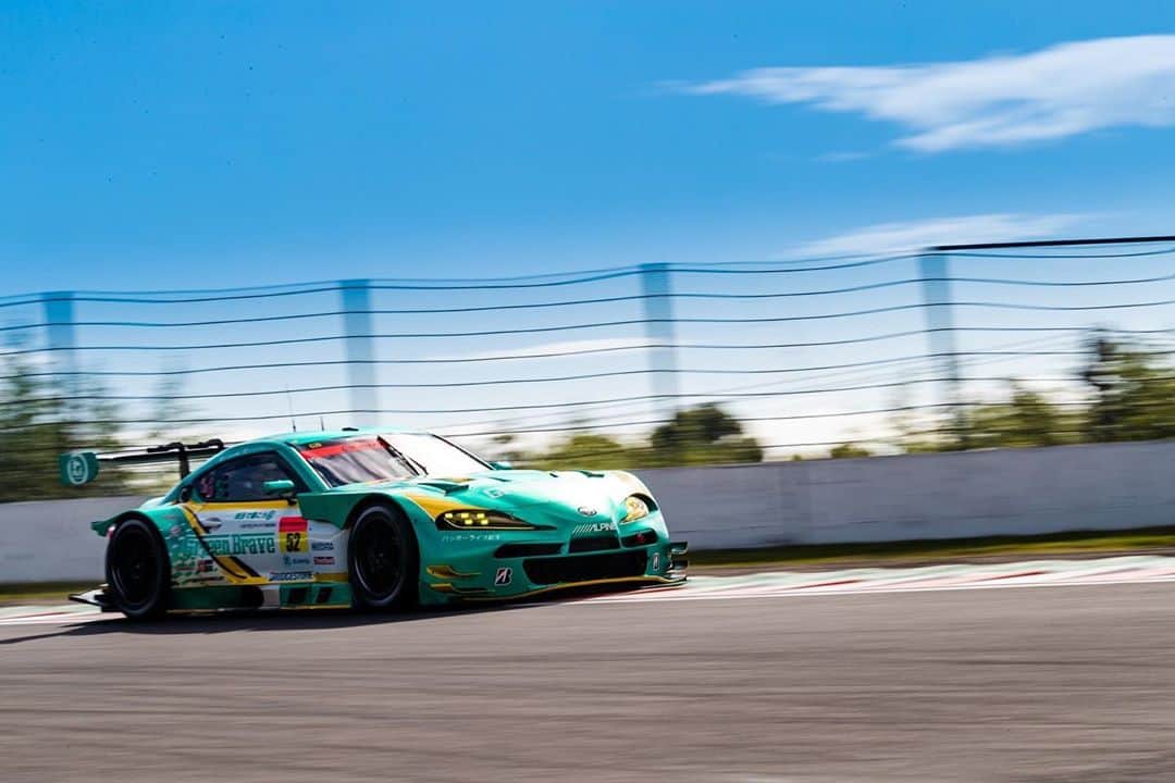 熊林保奈美のインスタグラム：「* . SUPER GT 第6戦 鈴鹿 . 久々の快晴でのレースでしたが、 埼玉トヨペットGreen Braveは ドライバーチェンジ後のアウトラップで接触があり 自力で帰ってこれたものの、 破損箇所の修復に時間を要する為 リタイアとなりました。 . 応援していただいた皆様ありがとうございました。 また次戦応援よろしくお願い致します！ . にしても色んな衝撃のあるレースだった… . . * #埼玉トヨペット #埼玉トヨペットgreenbrave #greenbrave #supergt #supergt2020 #GT300」