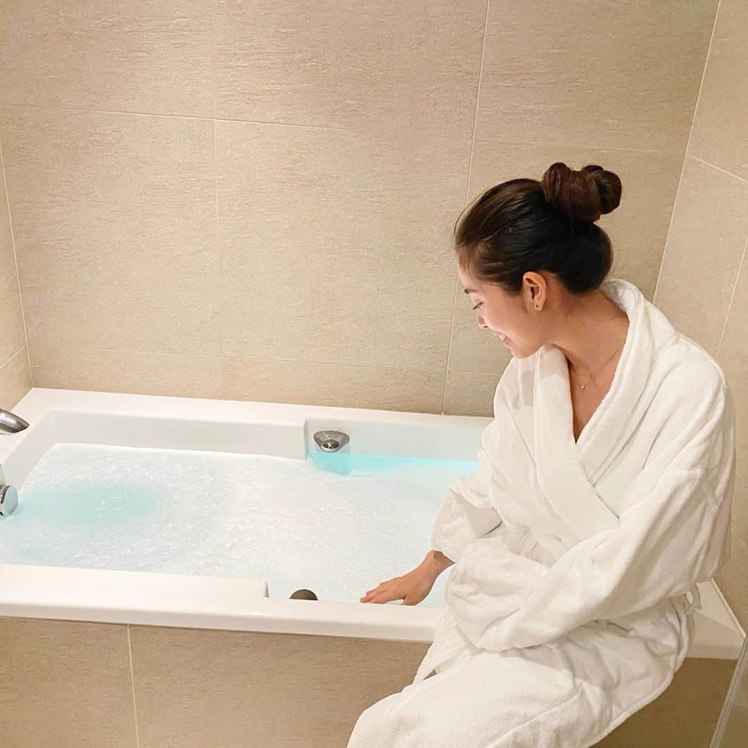 May Pakdee メイ パクディのインスタグラム：「Today is a bath day after pool💦🧼. . . . いつもシャワーのみですが,プール冷たかったので今日はゆっくり暖かい泡お風呂🛁😛. . . #bathtime #お風呂」