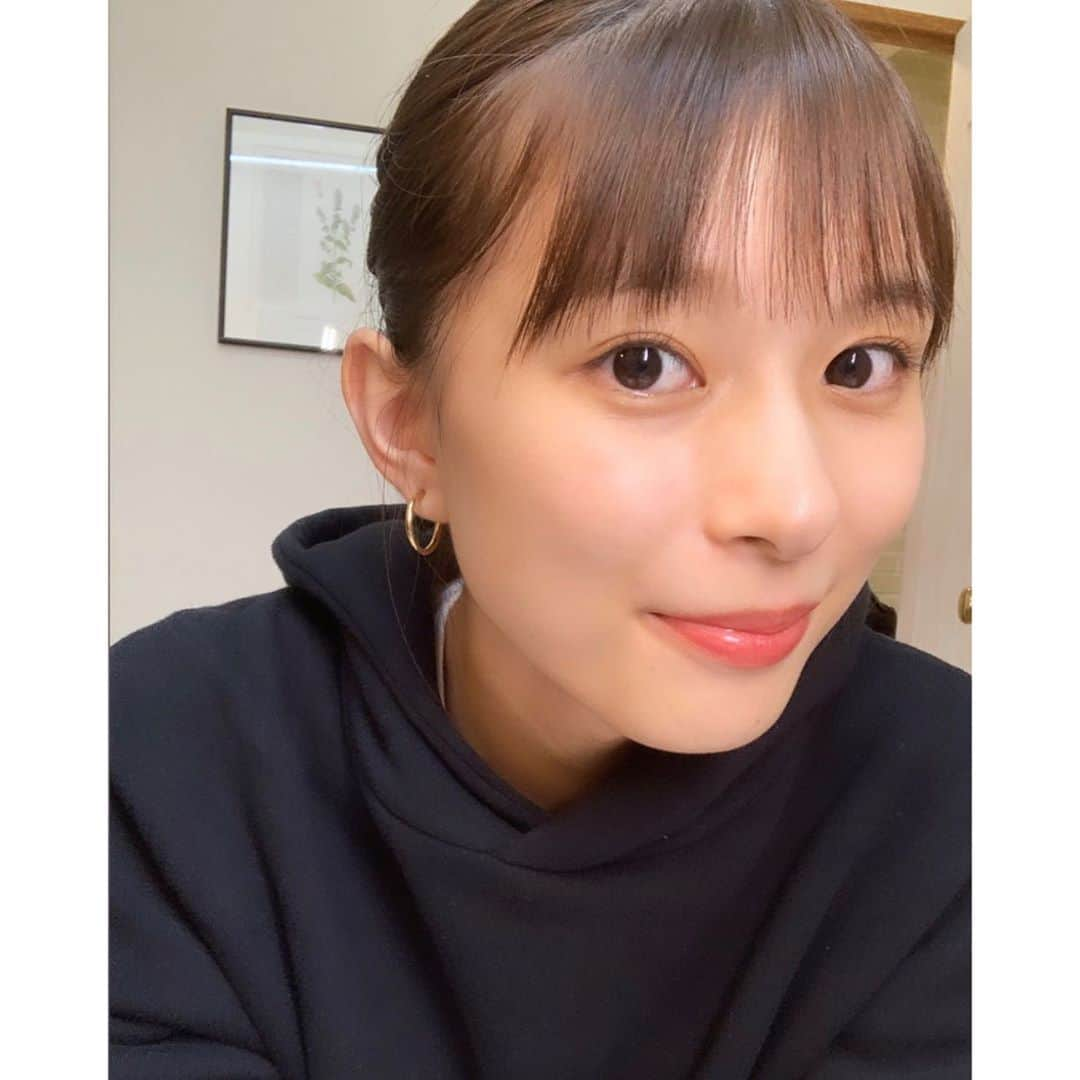 芳根京子さんのインスタグラム写真 - (芳根京子Instagram)「いつもお世話になってる ヘアメイクのKOTOMIさんから メイク教えてもらいました💄  宝の持ち腐れになってる我が家にあるコスメたちを全て。エッサエッサと持っていきました。笑 あー！楽しかったー！  おしゃべりしながら教えてもらったら相当時間かかって髪まで行けなかったので、また次回よろしくお願いします😂笑  メイクって楽しい🥺✨ 気軽にお出かけ出来ないのは寂しいけど、新しい遊び方💄  ありがとうございました😚  #メイク講座会  #メイク教えてください！ #って連絡したら #なにがあったの！？ #と言われる23歳です。笑  #理由は  #23歳にもなったので...  #感想は  #もっと早く教えてもらえばよかった...！」10月27日 9時49分 - yoshinekyoko