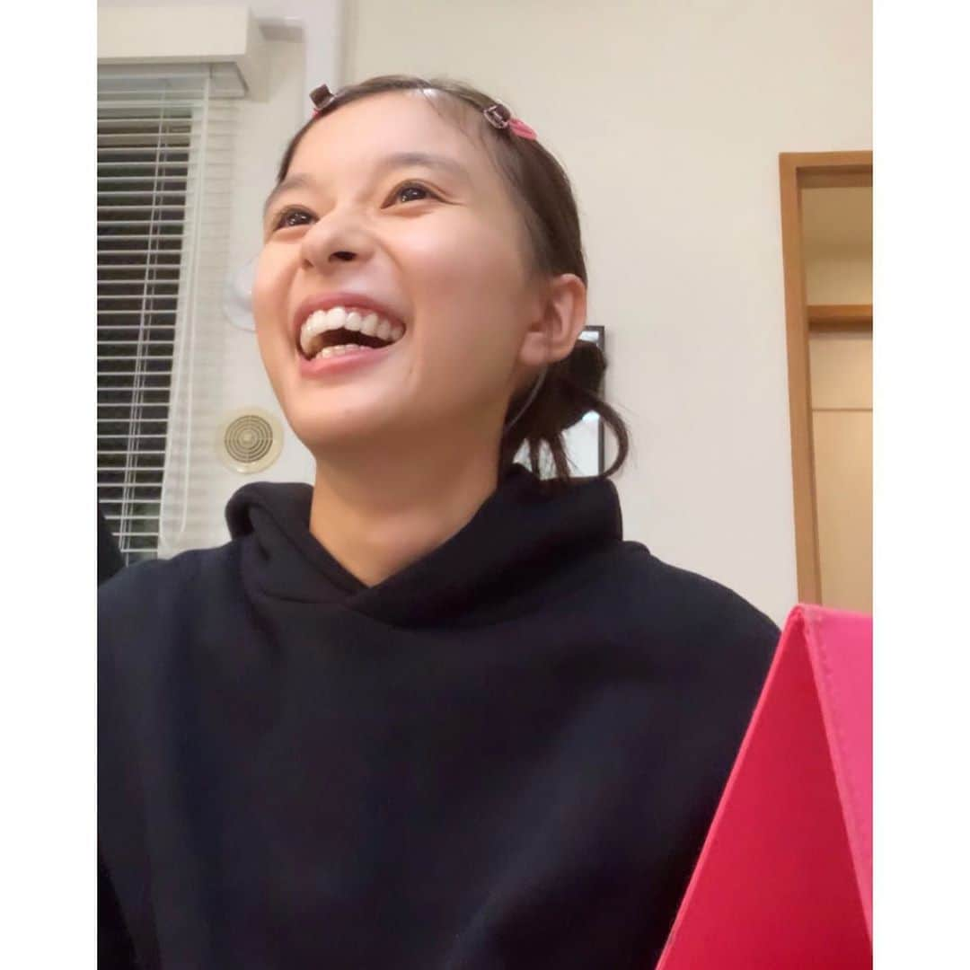 芳根京子さんのインスタグラム写真 - (芳根京子Instagram)「いつもお世話になってる ヘアメイクのKOTOMIさんから メイク教えてもらいました💄  宝の持ち腐れになってる我が家にあるコスメたちを全て。エッサエッサと持っていきました。笑 あー！楽しかったー！  おしゃべりしながら教えてもらったら相当時間かかって髪まで行けなかったので、また次回よろしくお願いします😂笑  メイクって楽しい🥺✨ 気軽にお出かけ出来ないのは寂しいけど、新しい遊び方💄  ありがとうございました😚  #メイク講座会  #メイク教えてください！ #って連絡したら #なにがあったの！？ #と言われる23歳です。笑  #理由は  #23歳にもなったので...  #感想は  #もっと早く教えてもらえばよかった...！」10月27日 9時49分 - yoshinekyoko