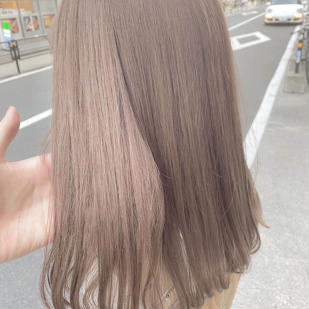 Beleza_official_instagramのインスタグラム：「ミルクティーベージュ👼 . ハイブリーチで作ってます☺︎ .  ブリーチは誰に任せるかで仕上がりが全く違います。 .  絶対に失敗したくない方は是非指名予約をおすすめします！！ . 僕だけのオリジナルレシピとマル秘テクニックで艶々サラサラハイトーンにします！！」