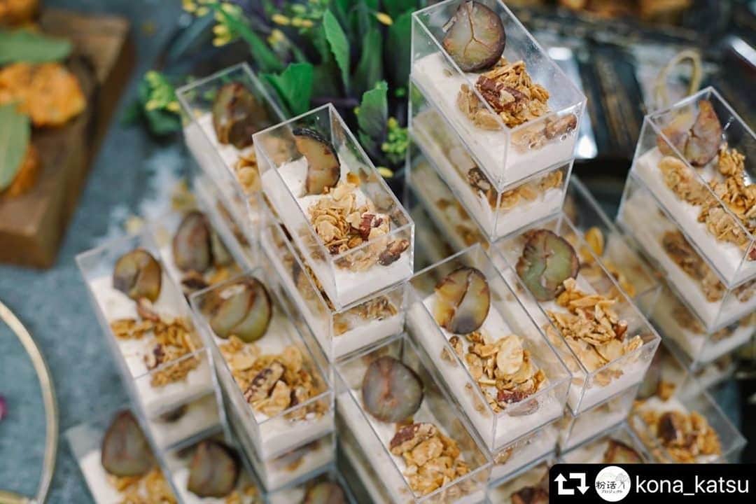 あやこのインスタグラム：「.  #repost @kona_katsu ・・・ ・ ＊concept 贅沢なことに家人の実家には栗林があって 親族での栗拾いも恒例です 新婚の頃は見よう見まねだった栗仕事 義祖母との台所時間は私の宝です 渋皮煮をきな粉と黒蜜のムースに合わせました   ＊point 使用前に乾煎りしたきな粉の香ばしさが 栗や黒蜜の甘さとのコントラストに   ＊使用粉末 #きな粉 #黒糖   ＊栄養point  きなこには大豆たんぱく質のほか、抗酸化作用のある大豆サポニンや女性ホルモン様作用のあるイソフラボンなど様々な栄養が含まれています。 栗の渋皮に含まれるポリフェノールや黒糖のミネラルもプラス。   発酵暮らし家・料理研究家 みつはしあやこ @mitsuhashi_ayako   #粉活 #粉活アート #粉活アートアンバサダー #抗酸化力」