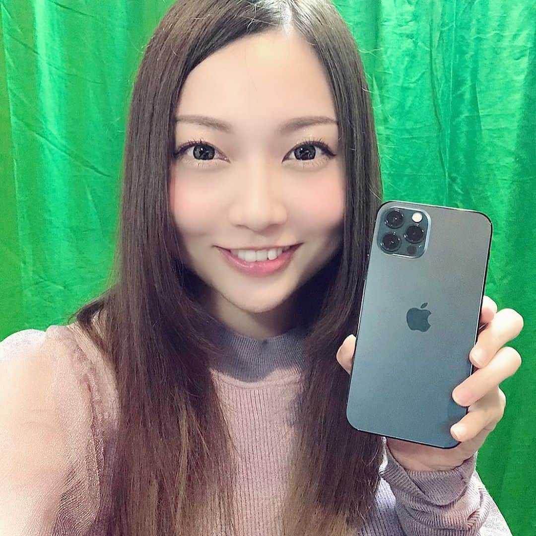 百々さおりのインスタグラム：「新機種ゲットしてキメ顔する私  #me #iPhone12pro #機種変　#パシフィックブルー #タピオカメラ #お気に入り #キメ顔」