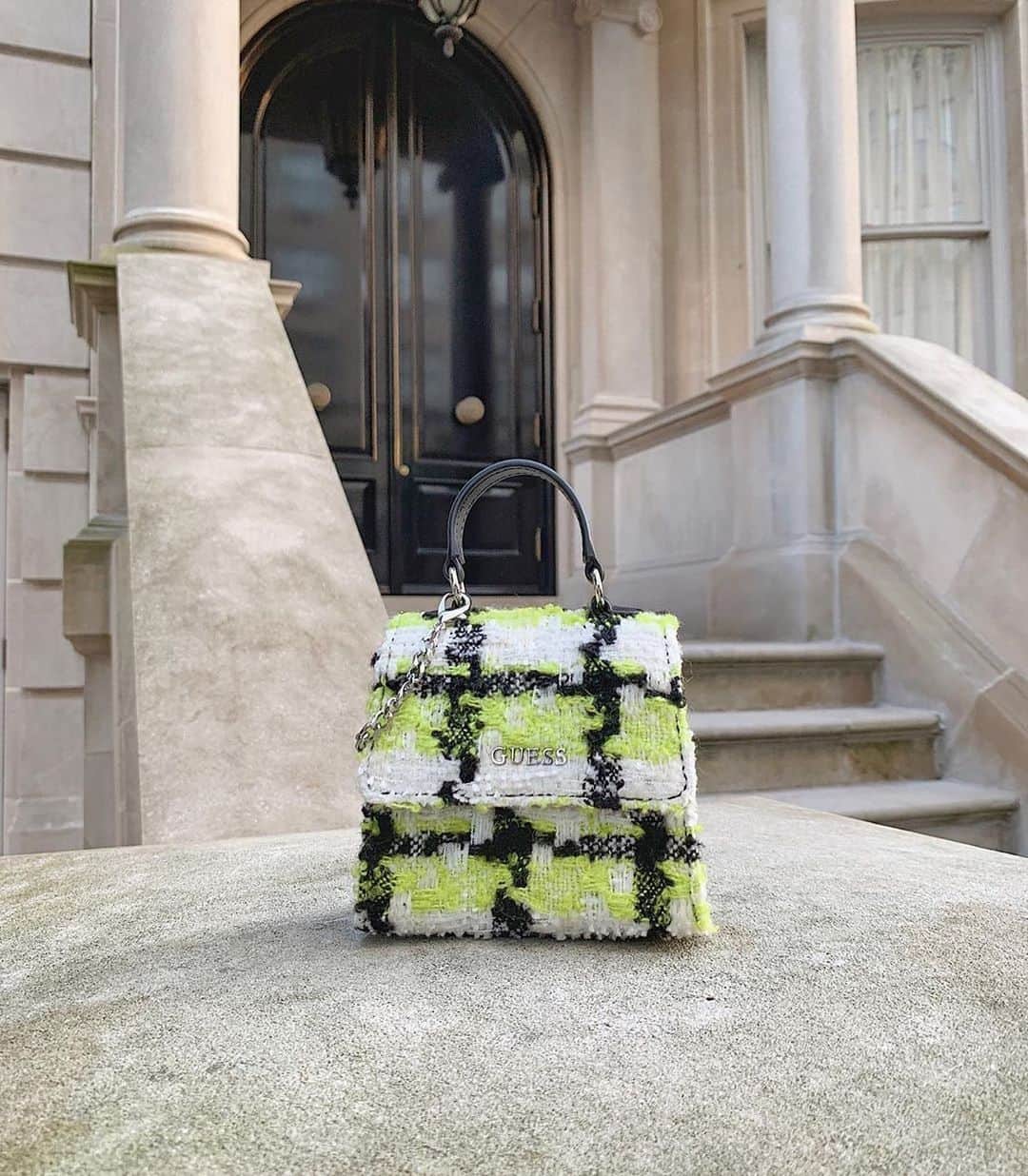 ゲスのインスタグラム：「in the limelight 👜💚✨ #GUESSHandbags (@claire.bridges)」