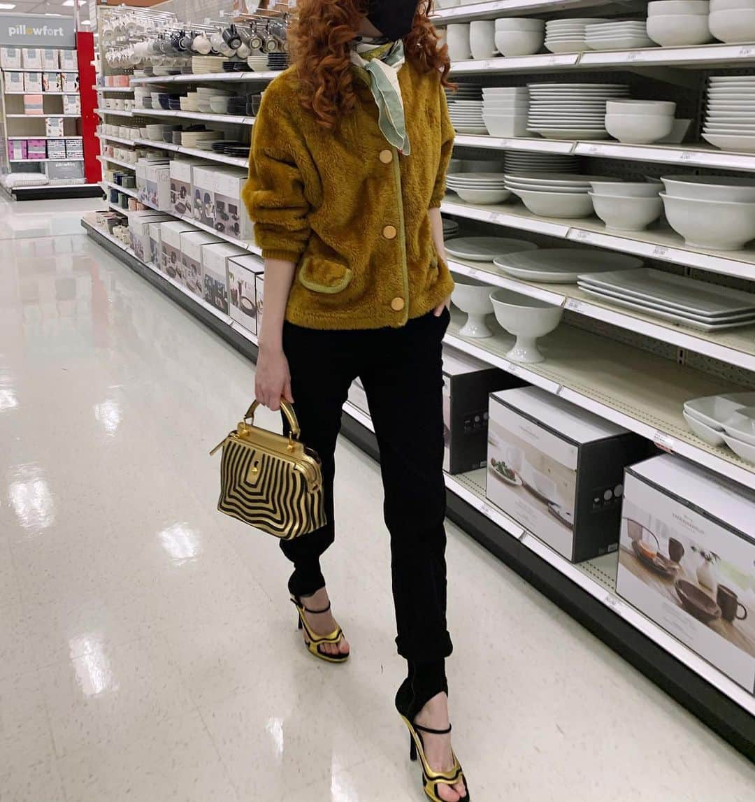 ジェーン・アルドリッジのインスタグラム：「Grannie glam for a target run in my plush cardigan 🏄‍♀️」