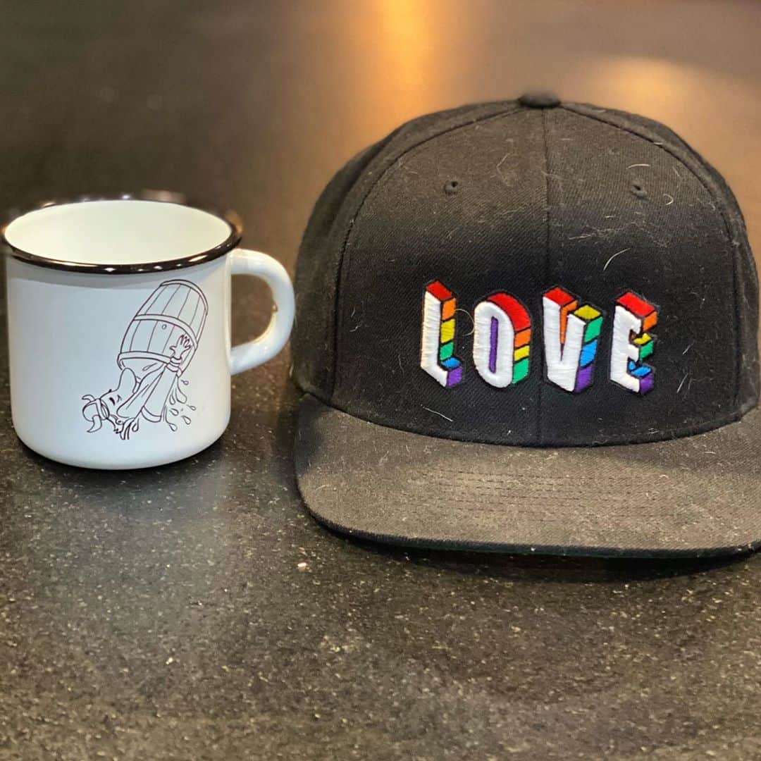 コリン・ドネルのインスタグラム：「❄️GIVEAWAY ENDED!❄️  🚨GIVEAWAY!🚨 ••• I’m gonna give away a “Love” hat and a bag of coffee from @blackpresscoffee!  Why??? Because it’s Monday and some of you have asked about this hat and I love coffee and supporting #smallbusiness and did I mention it’s Monday and why not? ••• HOW TO ENTER: 1) Follow our band @thenineteentwenty on Spotify you can find the link in my stories 2) Follow @thenineteentwenty & @blackpresscoffee here on Instagram 3) Tag 2 friends who love Love and Coffee and Music ••• I’ll pick a winner (maybe two 🥰) at the end of this week to receive a hat and bag of coffee from @blackpresscoffee! ••• Happy Monday Everyone! ••• #giveaway #indiemusic #coffee #hat #loveislove #monday #youarenotalone #musicheals #musicmatters」