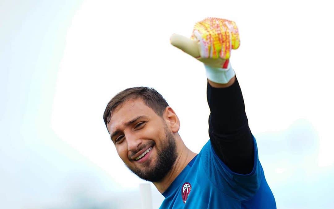 ジャンルイジ・ドンナルンマのインスタグラム：「Ciao a tutti, purtroppo sono risultato positivo al COVID -19. Innanzi tutto voglio dirvi che sto bene.  Inoltre colgo l’occasione per dedicare il mio pensiero a tutti coloro che stanno lottando contro il virus: siate forti! Non mollate!  Agli altri ricordo di mantenere le distanze, indossare le mascherine, lavarsi le mani! Tutto aiuta a provare a stoppare questo virus. Intanto stasera sarò davanti alla tv a fare il tifo per i miei compagni. Forza Milan 🔴⚫️」