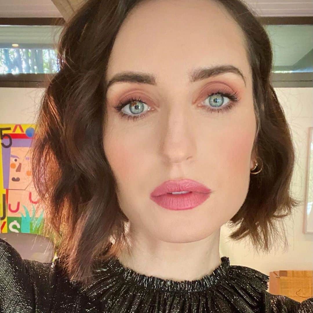 のインスタグラム：「I’m bouncing off the walls with excitement for my friend, @zoelisterjones who both wrote and directed @thecraftmovie that comes out in *2 days* Zoe and I met 7 years ago working on a sitcom that was very quickly cancelled. I knew from the moment I met her that she was an enormous talent. She, @majandrama and I had a very fast and deep connection that’s always felt a bit witchy and there’s no one I’d rather see at the helm of this beloved movie than Zoe. Congratulations, Esposa!」