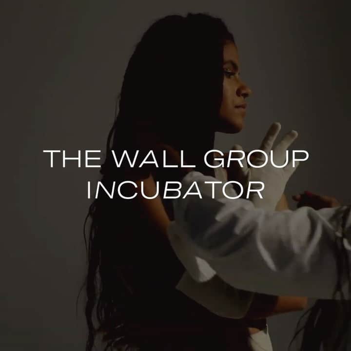 Fashion Weekのインスタグラム：「Have a unique point of view? Interested in creating a more inclusive industry? The #TWGIncubator Program is here to usher in the next generation of diverse talent, pairing 6 up-and-coming creatives with 6 top @thewallgroup artists. Head to thewallgroup.com/incubator to submit your application.⁠⠀ ⁠⠀ Mentors will include: Stylists and fashion executives @karlawelchstylist and @tiffanyreid, celebrity makeup artists @danielmartin and @kateleemakeup, and industry-leading hairstylists @naeehmahlafond and @officialdanilohair.」