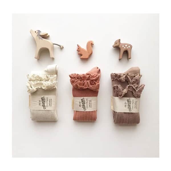 コレジアンのインスタグラム：「🍂 INSPIRATION ✨ . HELLO COLOUR PALETTE! Embrace neutral colours for your autumn wardrobe!  Opt for a subtle palette of warm autumnal colours, shades of beige, camel, muted pink!🥰 . 🍂 INSPIRATION ✨ . BONJOUR JOLIE PALETTE ! Des couleurs neutres pour votre garde-robe automnale. Optez pour des nuances de beige, camel, vieux rose et leurs variations pour illuminer vos quotidiens !🥰 . Pictures @a_y_m_.i._m_a @lindseybadenhop 😘 . #collegiensocks #collegien_officiel #madeinfrance #extrasoft #bestsocksever #barneklær #kinderstrümpfe #kniestrümpfe #носки #sokker #instamum #lacetrim #ruffle #slowfashion #ecofriendly #color #shades #collegiencolourpalette #colourpalette #brandidentity #tights #autumnshades #autumn #socks」