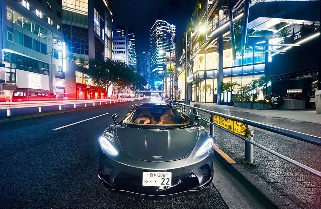 McLaren Automotiveさんのインスタグラム写真 - (McLaren AutomotiveInstagram)「Central Tokyo is about as bright and vibrant as it gets. Streets are crammed with neon lights and fascinating buildings. Flooding the streets with light makes for fantastic photo opportunities for the McLaren GT. Which country would you visit on your #GTAdventure?」10月27日 1時15分 - mclarenauto
