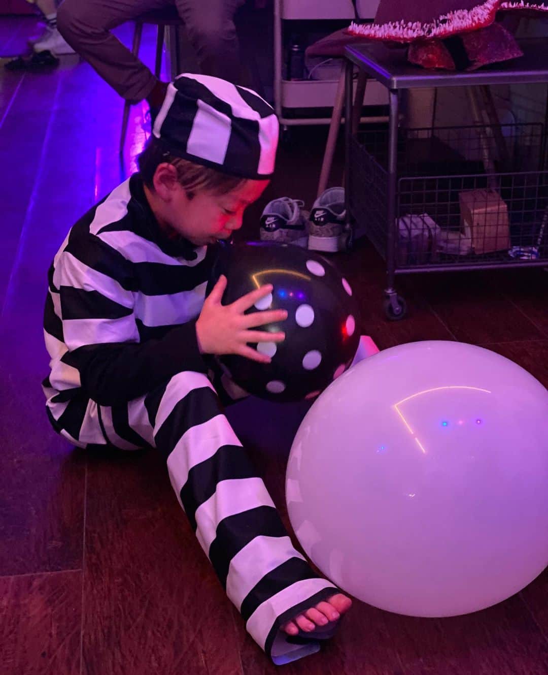 poledancer RYOTAさんのインスタグラム写真 - (poledancer RYOTAInstagram)「🍨 𝖘𝖙𝖗𝖆𝖓𝖌𝖊𝖗  𝖙𝖍𝖎𝖓𝖌𝖘 🧇 怖いのは苦手だからテレビドラマ観たことないけど ストレンジャーシングス の世界観をテーマに少し早いハロウィンパーティー🎃   飾りつけや 料理もわかいくて なにより みんな大人になって10年前も今も変わらず こうして集まれることが幸せ💓」10月27日 1時17分 - kogepiii