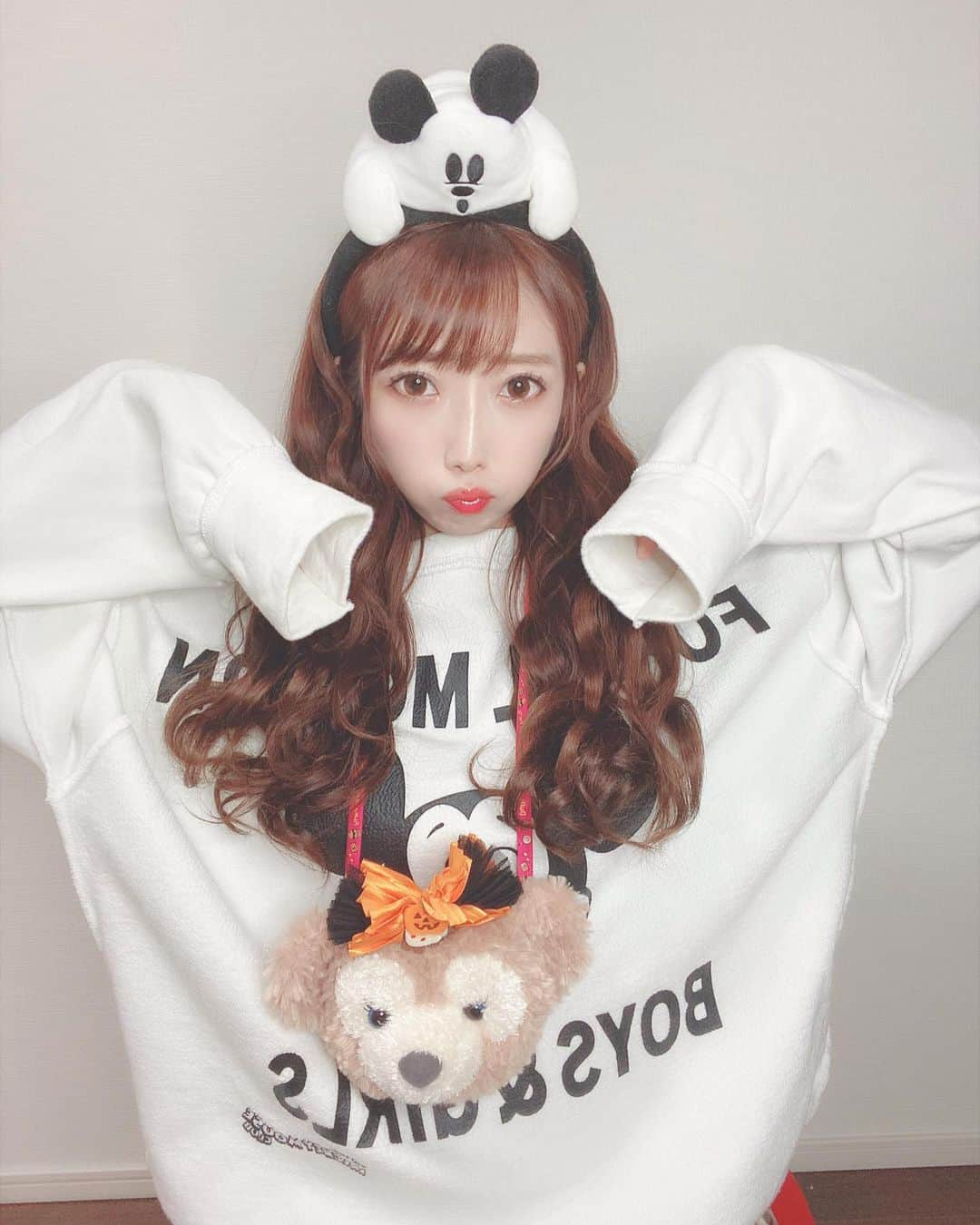 愛迫みゆのインスタグラム：「ハロウィンディズニー🎃 出来なかったから おうちで気分だけでも💕☺️ . . ハロウィン単独ライブも ツーマンもコスプレするから たのちみにしててね👻💕 . . そしてハロウィン週間で チェキチャコスプレ色々するから それも楽ちみにしててね👿💕 . . ハロウィン、誕生日、クリスマス、お正月って毎月楽しみあるから ここから更にワクワクで あっという間に2020年終わりそう❣️笑 . . 皆はイベント事なにがすき？🥰 . . #虹色の飛行少女 #愛迫みゆ #ハロウィン #ディズニー #アイドル #idol #instagood」