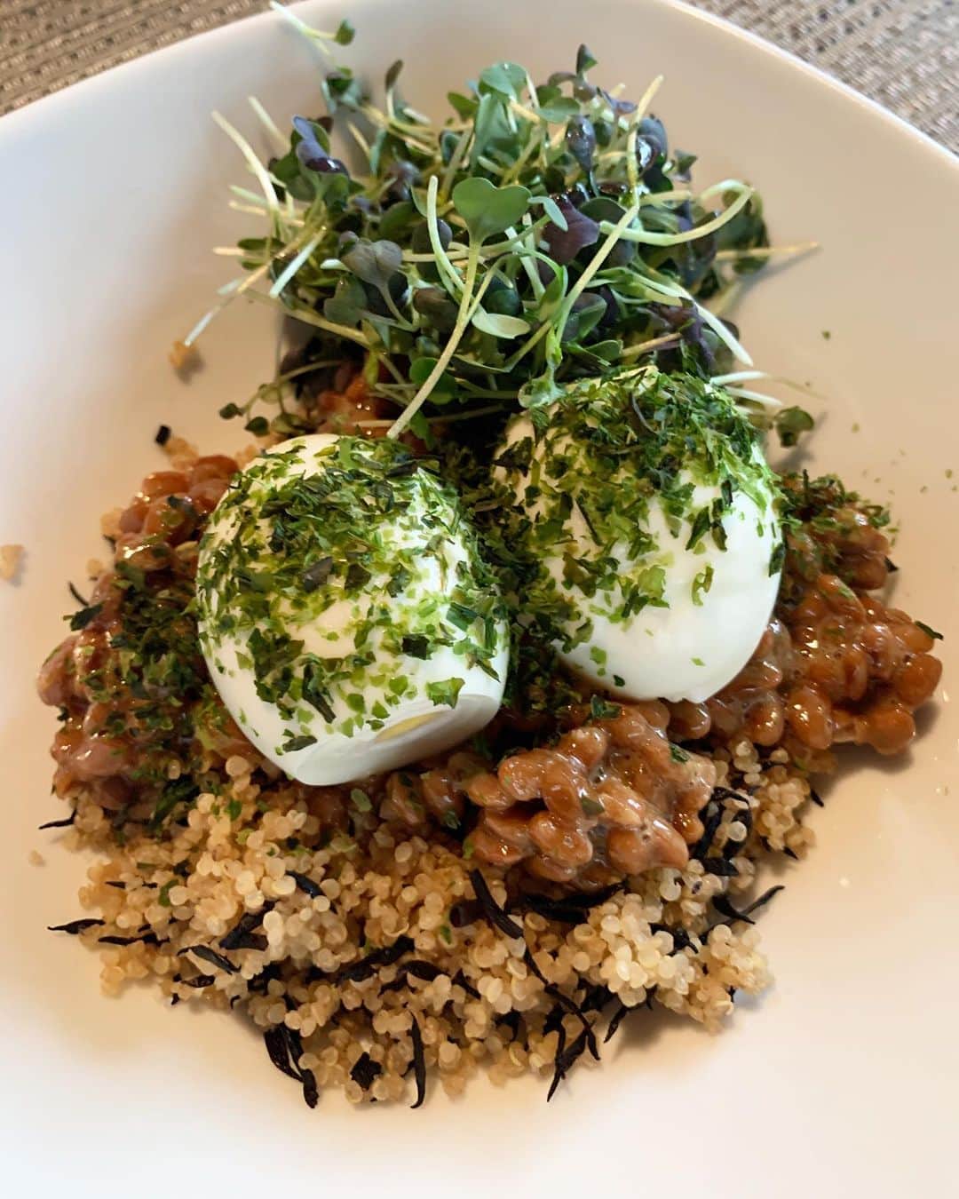 Monday満ちるさんのインスタグラム写真 - (Monday満ちるInstagram)「My once a week favorite brunch: quinoa steamed in dashi, dried shiitake and hijiki, natto, farm fresh soft boiled eggs sprinkled with dashi-salt and aonori, and side of micro greens. #cometomama」10月27日 1時20分 - mondaymichiru