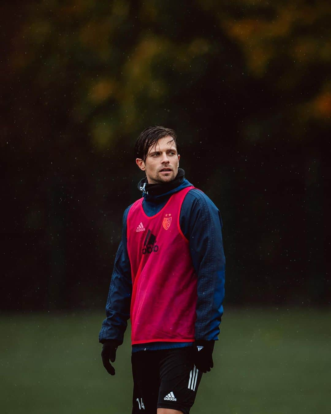 ヴァレンティン・シュトッカーのインスタグラム：「Back at the office 🌧⚽️🙃 #freedom #fcbasel1893 #vs14」