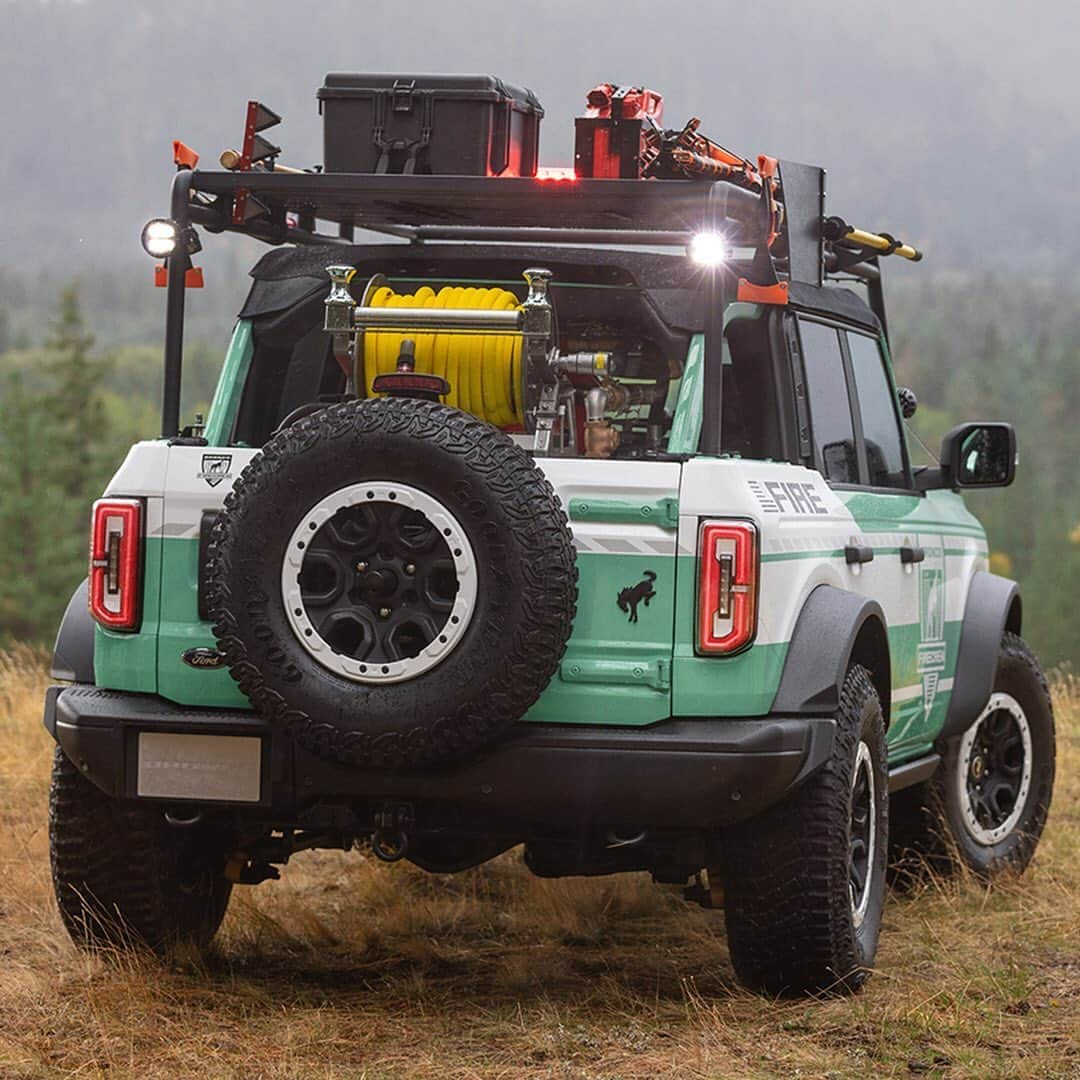 HYPEBEASTさんのインスタグラム写真 - (HYPEBEASTInstagram)「@hypebeastcarclub: @filson1897 and @ford have teamed up to tackle forest fires with the new Wildland Fire Rig Bronco. The off-roader comes in a U.S. Forest Service green paint job and sees a four-door Bronco with a Badlands/Sasquatch package that’s been modified to fight forest fires. The Bronco is equipped with a full 50-gallon water reserve with a high-pressure pump, an LED light bar, a Warn winch, a skid, lookout roof rack, a fireproof cargo divider, and key components that have been treated to a full Cerakote ceramic coating. The concept Bronco also sees a small co-branded capsule made up of a T-shirt, duffle bag, and Nalgene bottle. Click the link in bio for more info.⁠⠀ Photo: Filson」10月27日 1時23分 - hypebeast