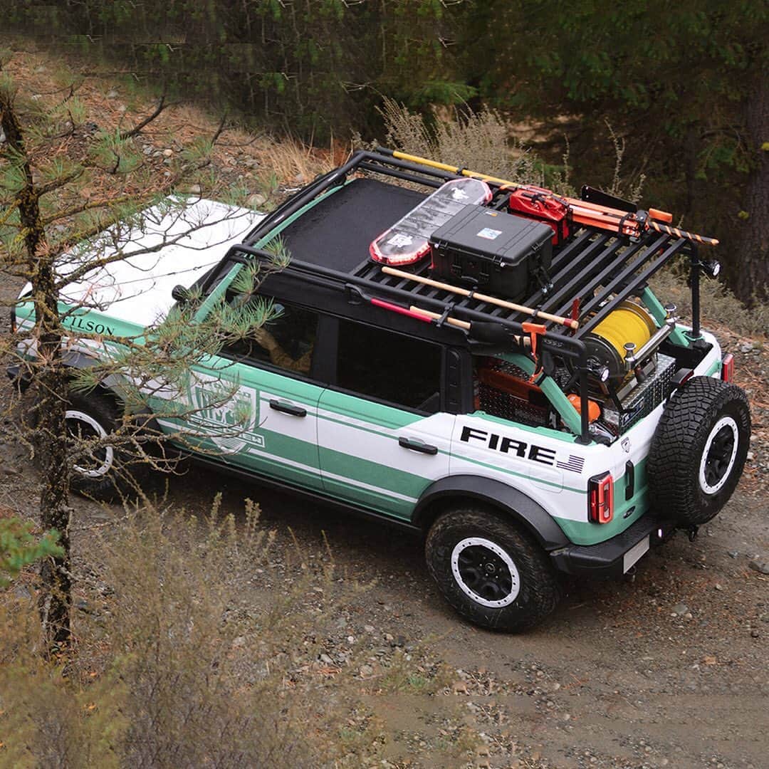 HYPEBEASTさんのインスタグラム写真 - (HYPEBEASTInstagram)「@hypebeastcarclub: @filson1897 and @ford have teamed up to tackle forest fires with the new Wildland Fire Rig Bronco. The off-roader comes in a U.S. Forest Service green paint job and sees a four-door Bronco with a Badlands/Sasquatch package that’s been modified to fight forest fires. The Bronco is equipped with a full 50-gallon water reserve with a high-pressure pump, an LED light bar, a Warn winch, a skid, lookout roof rack, a fireproof cargo divider, and key components that have been treated to a full Cerakote ceramic coating. The concept Bronco also sees a small co-branded capsule made up of a T-shirt, duffle bag, and Nalgene bottle. Click the link in bio for more info.⁠⠀ Photo: Filson」10月27日 1時23分 - hypebeast