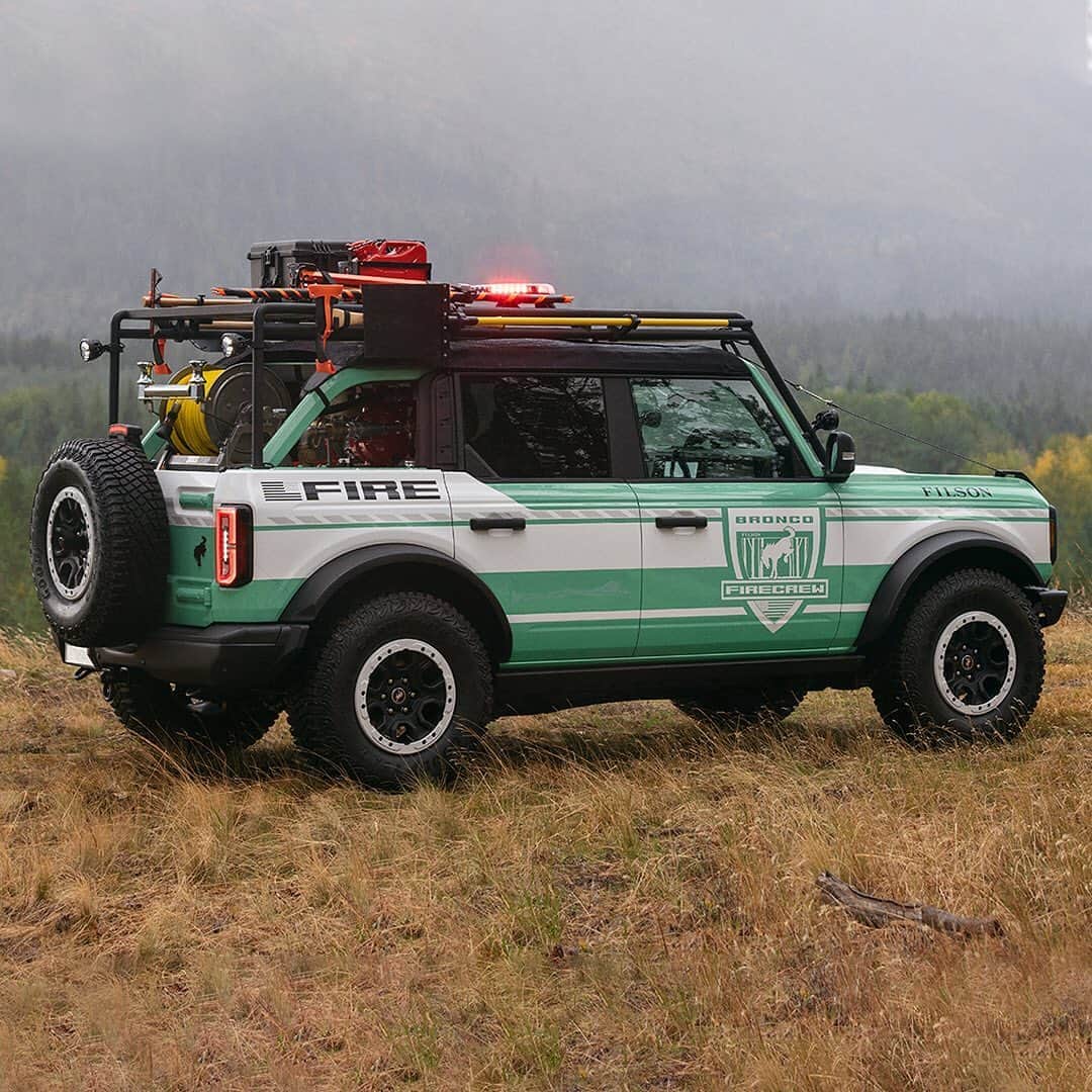 HYPEBEASTさんのインスタグラム写真 - (HYPEBEASTInstagram)「@hypebeastcarclub: @filson1897 and @ford have teamed up to tackle forest fires with the new Wildland Fire Rig Bronco. The off-roader comes in a U.S. Forest Service green paint job and sees a four-door Bronco with a Badlands/Sasquatch package that’s been modified to fight forest fires. The Bronco is equipped with a full 50-gallon water reserve with a high-pressure pump, an LED light bar, a Warn winch, a skid, lookout roof rack, a fireproof cargo divider, and key components that have been treated to a full Cerakote ceramic coating. The concept Bronco also sees a small co-branded capsule made up of a T-shirt, duffle bag, and Nalgene bottle. Click the link in bio for more info.⁠⠀ Photo: Filson」10月27日 1時23分 - hypebeast