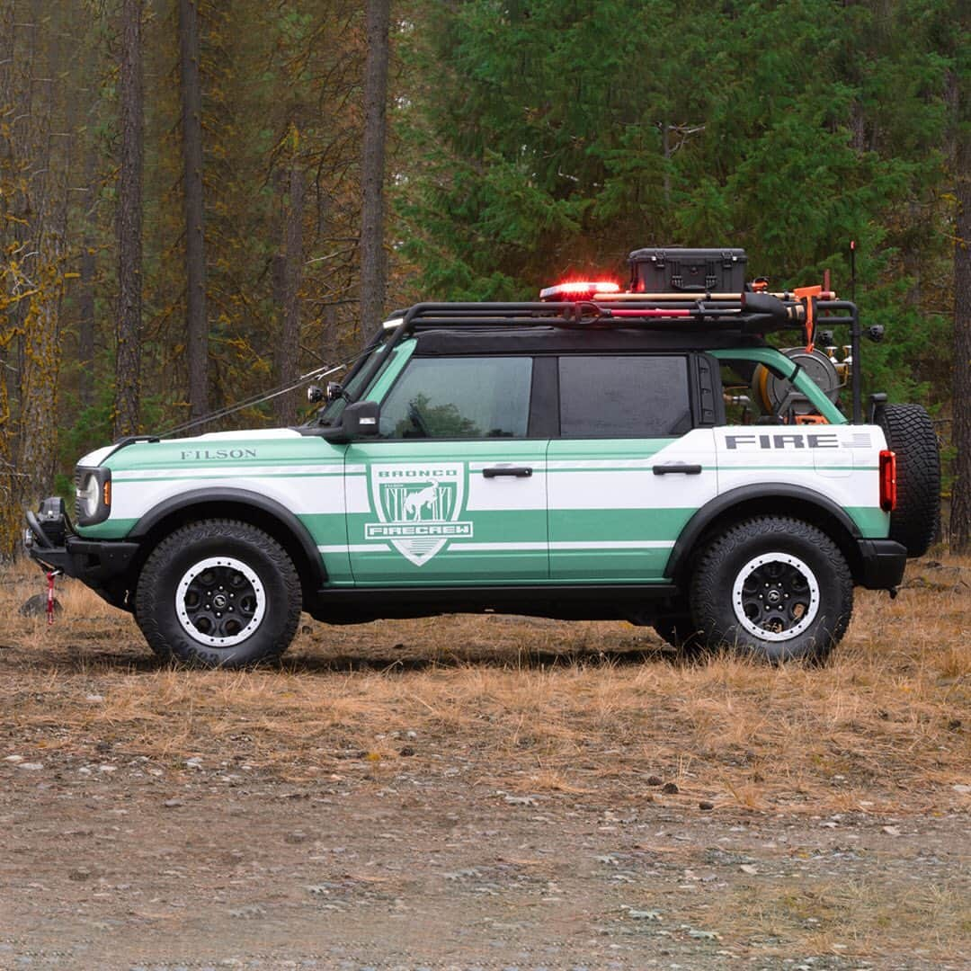 HYPEBEASTさんのインスタグラム写真 - (HYPEBEASTInstagram)「@hypebeastcarclub: @filson1897 and @ford have teamed up to tackle forest fires with the new Wildland Fire Rig Bronco. The off-roader comes in a U.S. Forest Service green paint job and sees a four-door Bronco with a Badlands/Sasquatch package that’s been modified to fight forest fires. The Bronco is equipped with a full 50-gallon water reserve with a high-pressure pump, an LED light bar, a Warn winch, a skid, lookout roof rack, a fireproof cargo divider, and key components that have been treated to a full Cerakote ceramic coating. The concept Bronco also sees a small co-branded capsule made up of a T-shirt, duffle bag, and Nalgene bottle. Click the link in bio for more info.⁠⠀ Photo: Filson」10月27日 1時23分 - hypebeast