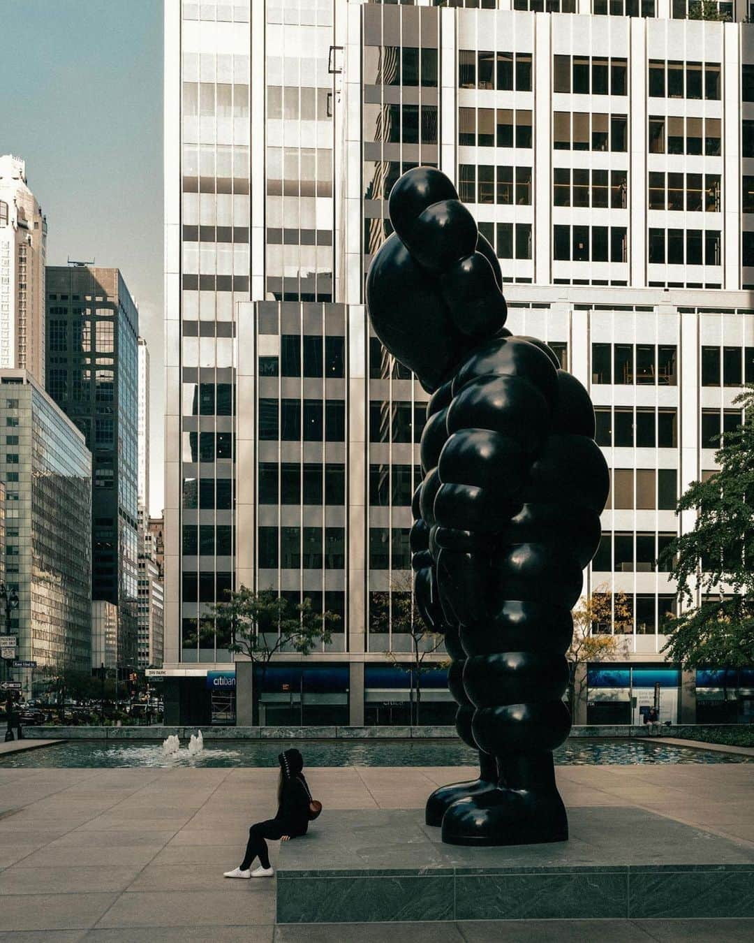 KAWSONEさんのインスタグラム写真 - (KAWSONEInstagram)「#Monday and #Grey #Repost @misshattan ・・・ @kaws in the wild 🌾 #KAWS #WHATPARTY #SeagramBuilding」10月27日 1時25分 - kaws