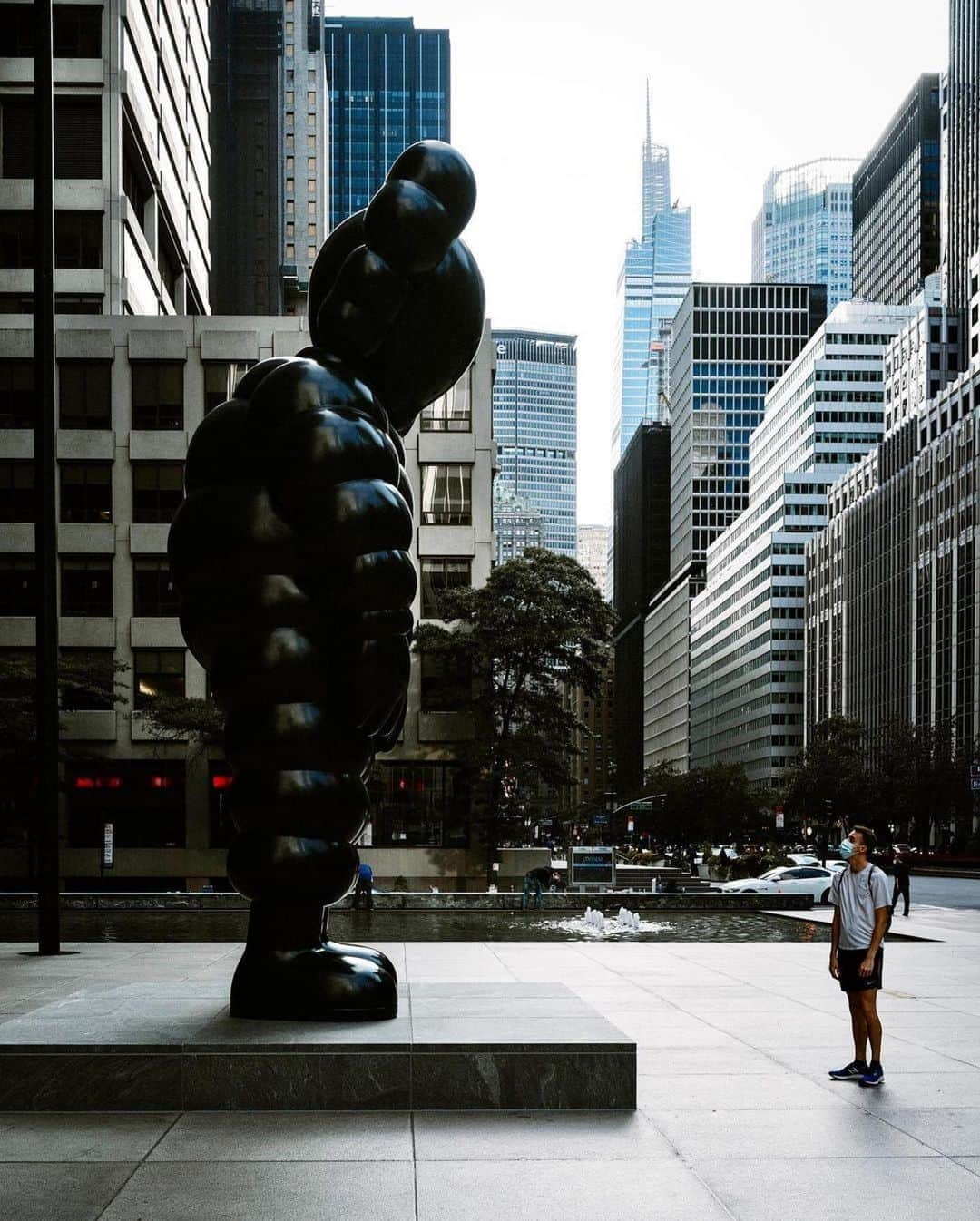 KAWSONEさんのインスタグラム写真 - (KAWSONEInstagram)「#Monday and #Grey #Repost @misshattan ・・・ @kaws in the wild 🌾 #KAWS #WHATPARTY #SeagramBuilding」10月27日 1時25分 - kaws