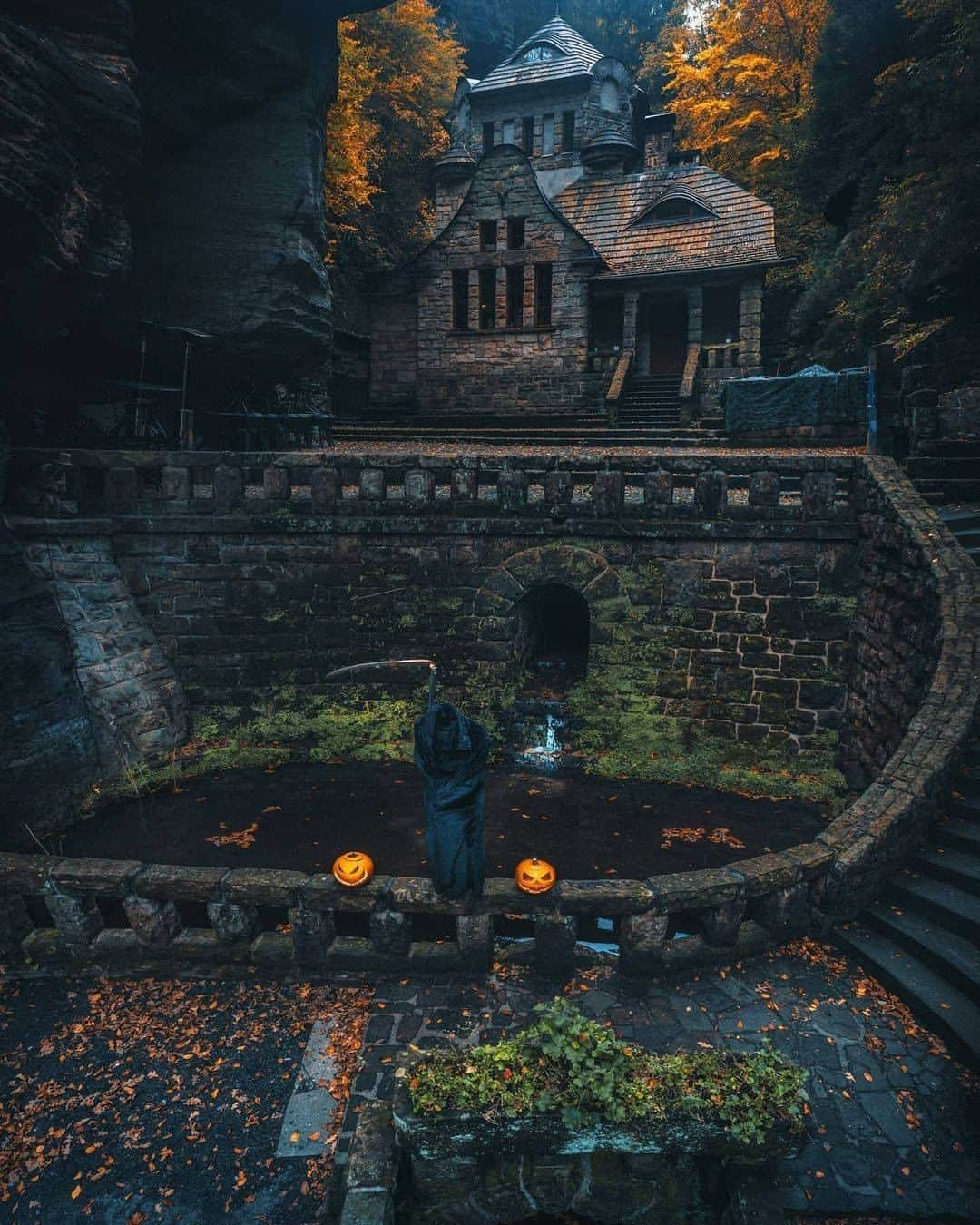 Discover Earthさんのインスタグラム写真 - (Discover EarthInstagram)「It's Spooky season all over again !  Are you thrilled ? 🇨🇿 #discoverczechrepublic  with @_marcelsiebert  . . . . .   #czechia  #czechrepublic  #prague  #czech  #praha  #travel  #nature  #trip  #photography  #europe  #love  #architecture  #praga  #cesko  #ceskarepublika  #autumn  #czechboy  #photooftheday  #travelphotography  #city  #igerscz  #instagood  #summer  #travelgram  #brno  #traveling  #halloween  #horror  #pumpkin」10月27日 1時30分 - discoverearth