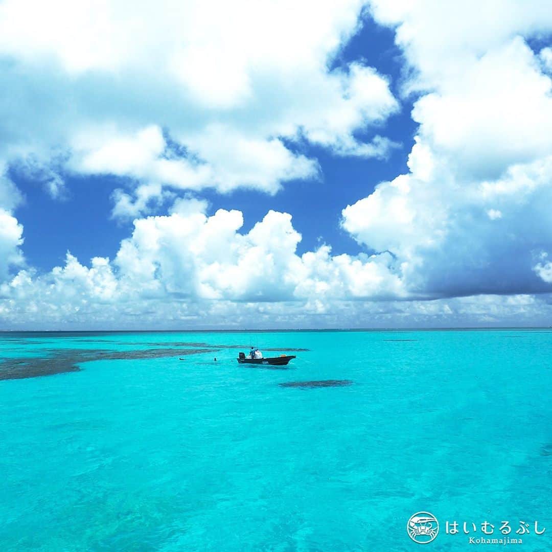 HAIMURUBUSHI はいむるぶしさんのインスタグラム写真 - (HAIMURUBUSHI はいむるぶしInstagram)「小浜島・はいむるぶしから癒しの風景をお届けします。 晴れ時々曇りの休日… ティダ(太陽)が燦々と降り注ぐ青い海を求めてボートを走らせる。 青く澄んだ海にダイブしてココロとカラダをリフレッシュします。 #沖縄 #八重山諸島 #青い #海 #空 #ボート #休日 #リフレッシュ #小浜島 #リゾート #ホテル #はいむるぶし」10月27日 1時32分 - haimurubushi_resorts