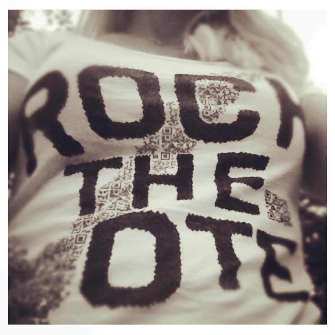 ジェニー・ガースさんのインスタグラム写真 - (ジェニー・ガースInstagram)「Rock it or don’t...just do it!👊🏼👊🏿👊🏾🇺🇸🇺🇸🇺🇸🇺🇸🇺🇸🇺🇸🇺🇸🇺🇸🇺🇸🇺🇸🇺🇸🇺🇸   #vote #rockthevote #whenweallvote #votelikeamadre #votedotorg」10月27日 1時32分 - jenniegarth