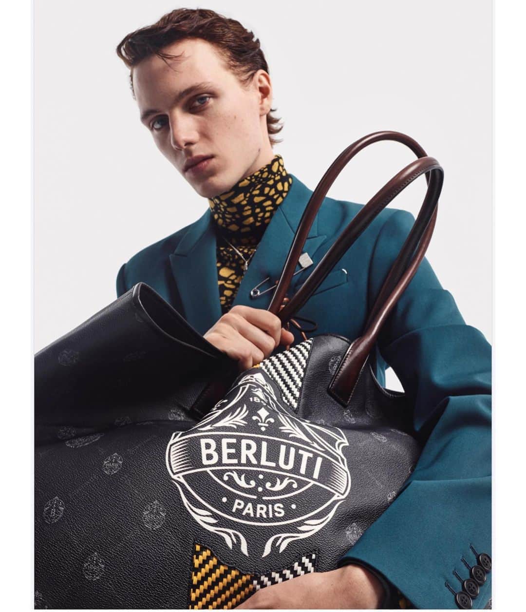 クリスヴァンアッシュさんのインスタグラム写真 - (クリスヴァンアッシュInstagram)「NEW SUMMER ‘21 @BERLUTI COLLECTION LOOKBOOK OUT SOON  PHOTO @valentinbgiacobetti  STYLING @mauricionardi  MODEL @daan.de.maan  #berluti #krisvanassche」10月27日 1時39分 - kris_van_assche